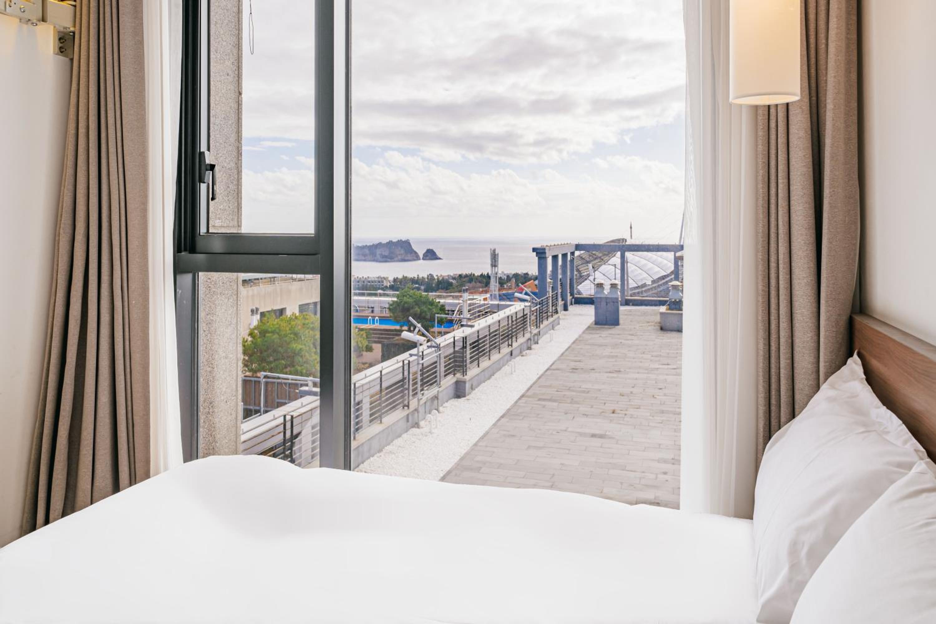 Deluxe Double Room with Sea View - Photo 8