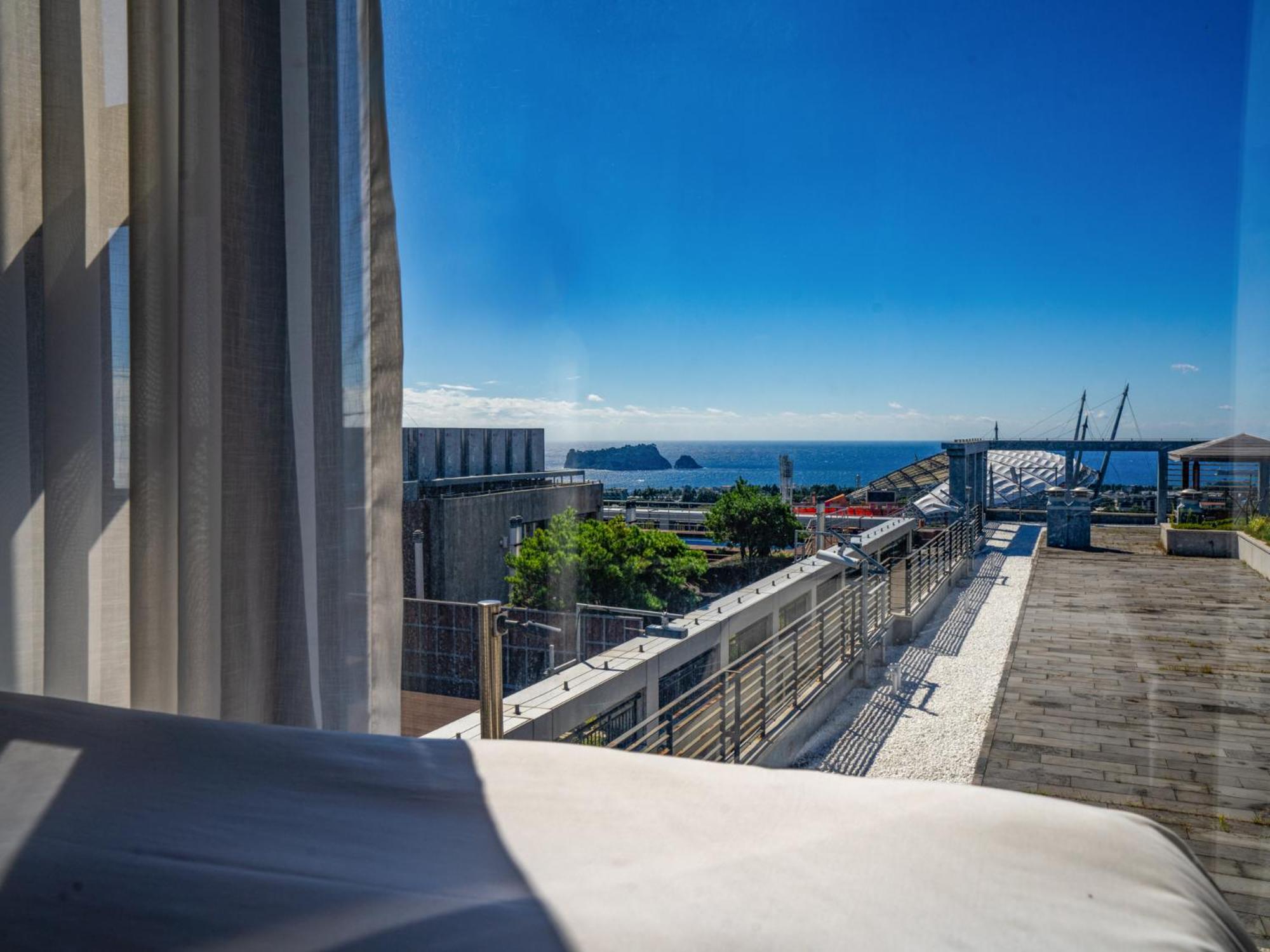 Deluxe Double Room with Sea View - Photo 13
