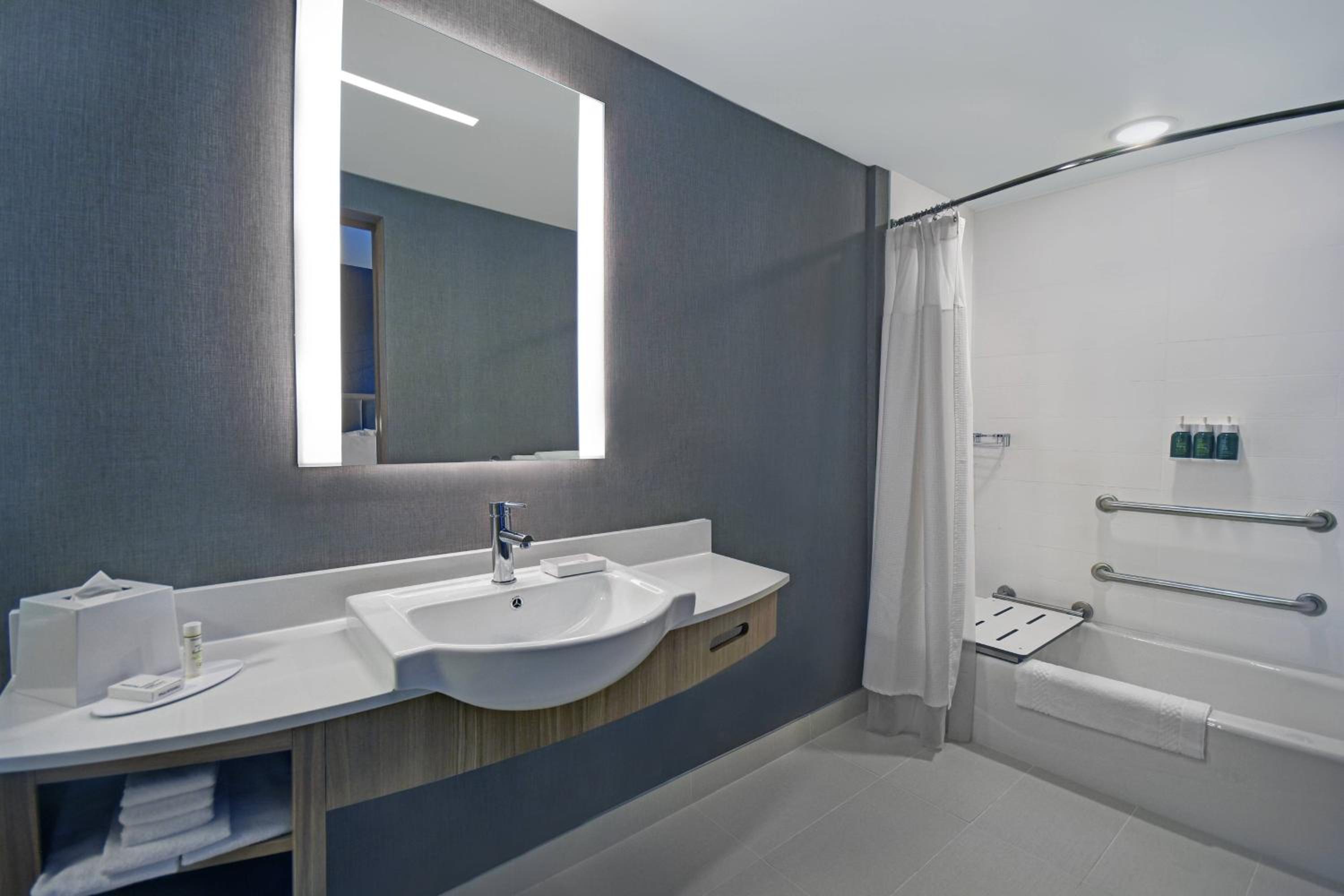 Queen Suite with Two Queen Beds and Trundle Sofa - Photo 12
