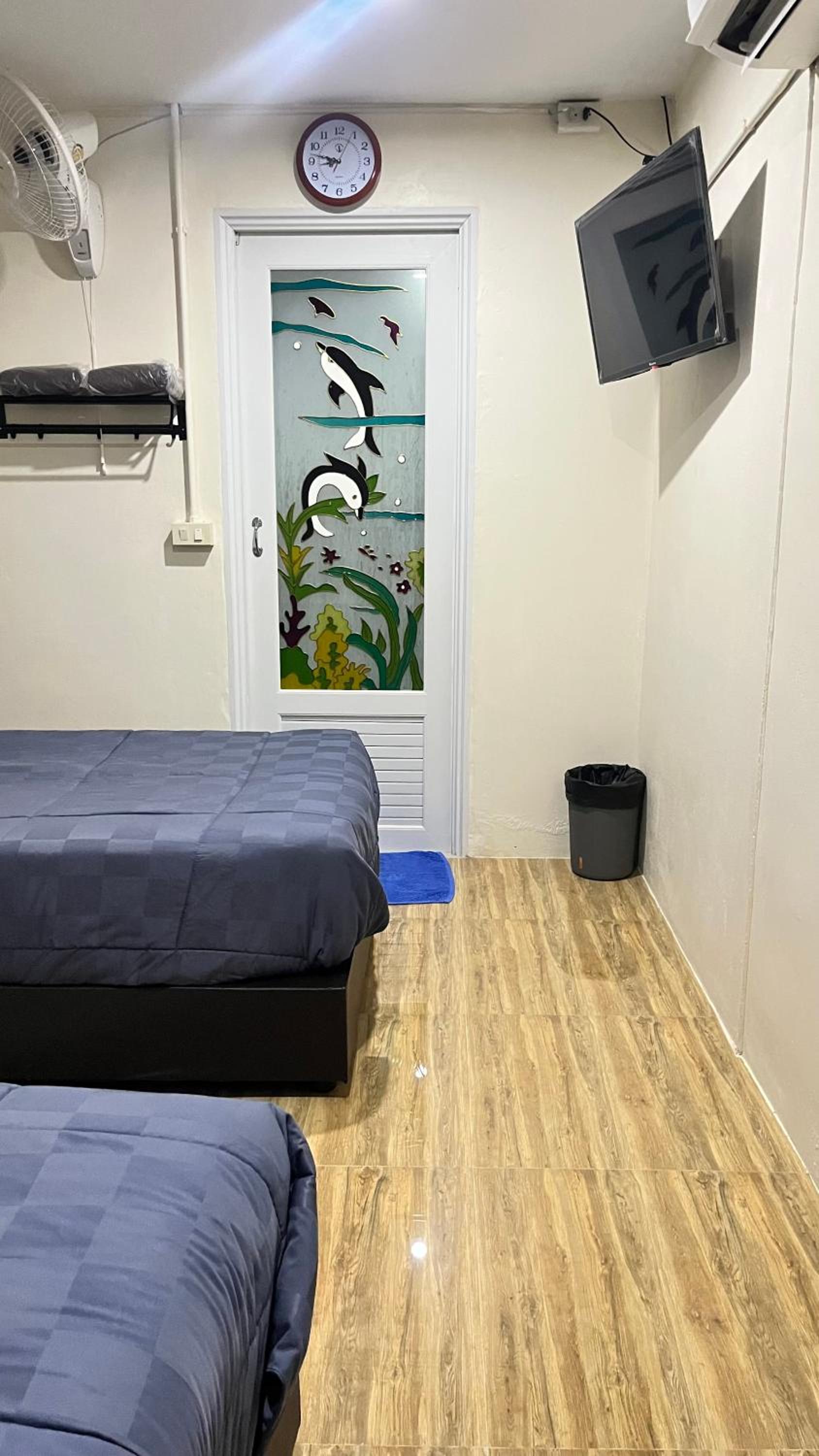 Standard Twin Room - No window photo 2