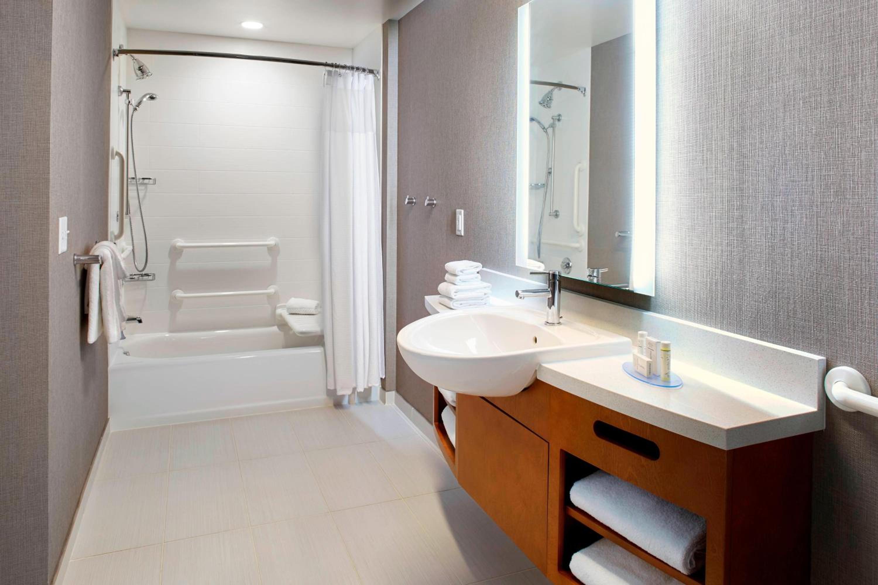 Queen Suite with Two Queen Beds, Bathtub and Sofa Bed - Mobility Access/Hearing Accessible