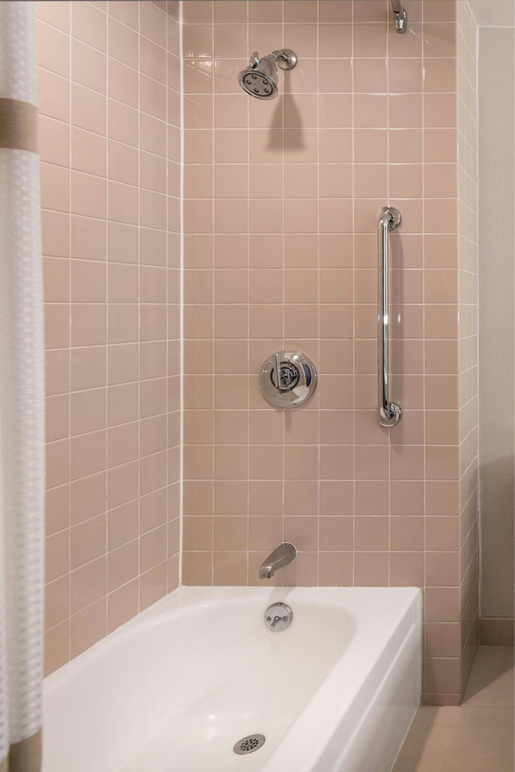 King Room with Roll-in Shower - Mobility Accessible - Photo 4