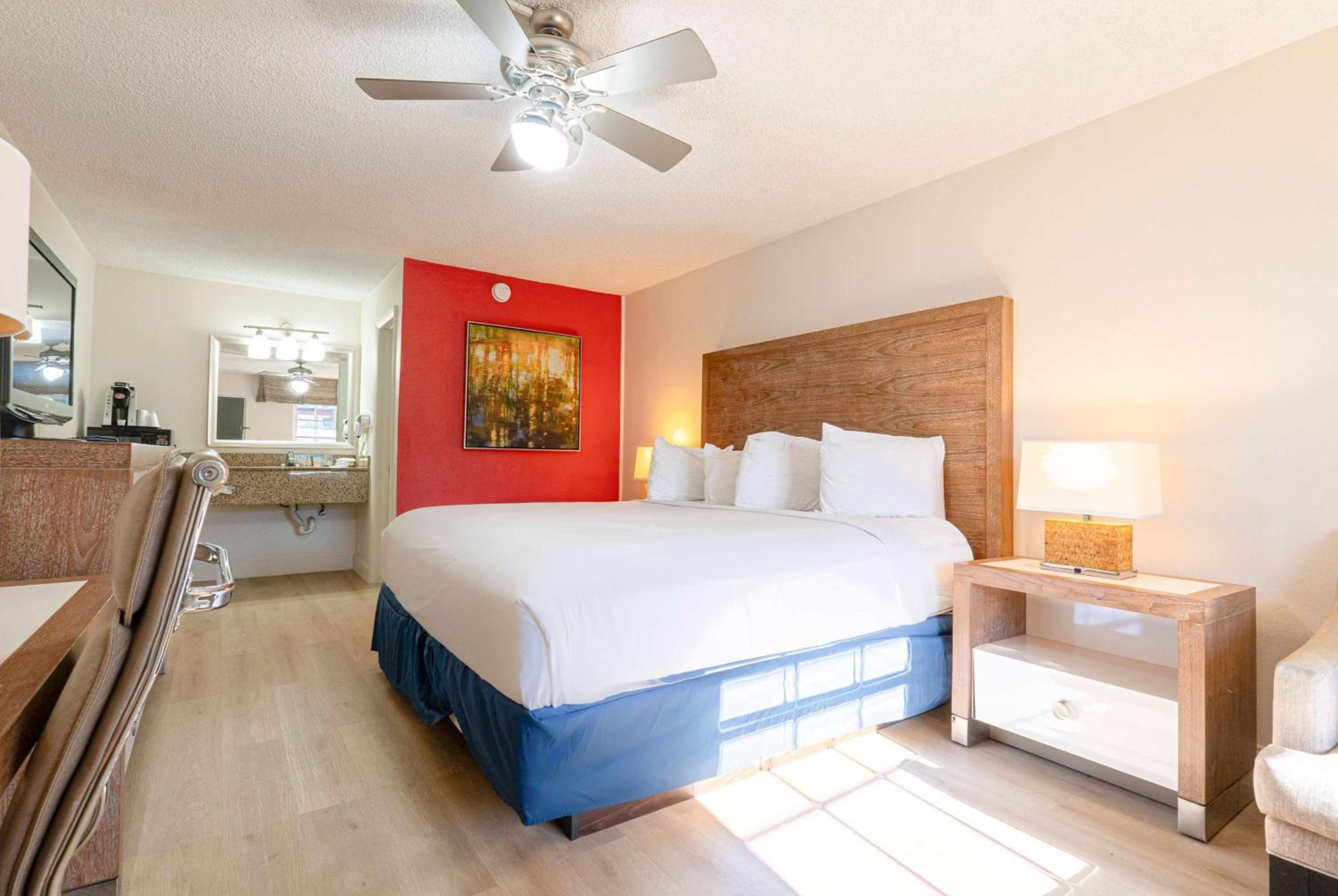 King Room with Mobility/Hearing Access and Roll-In Shower, Non-Smoking - Photo 3