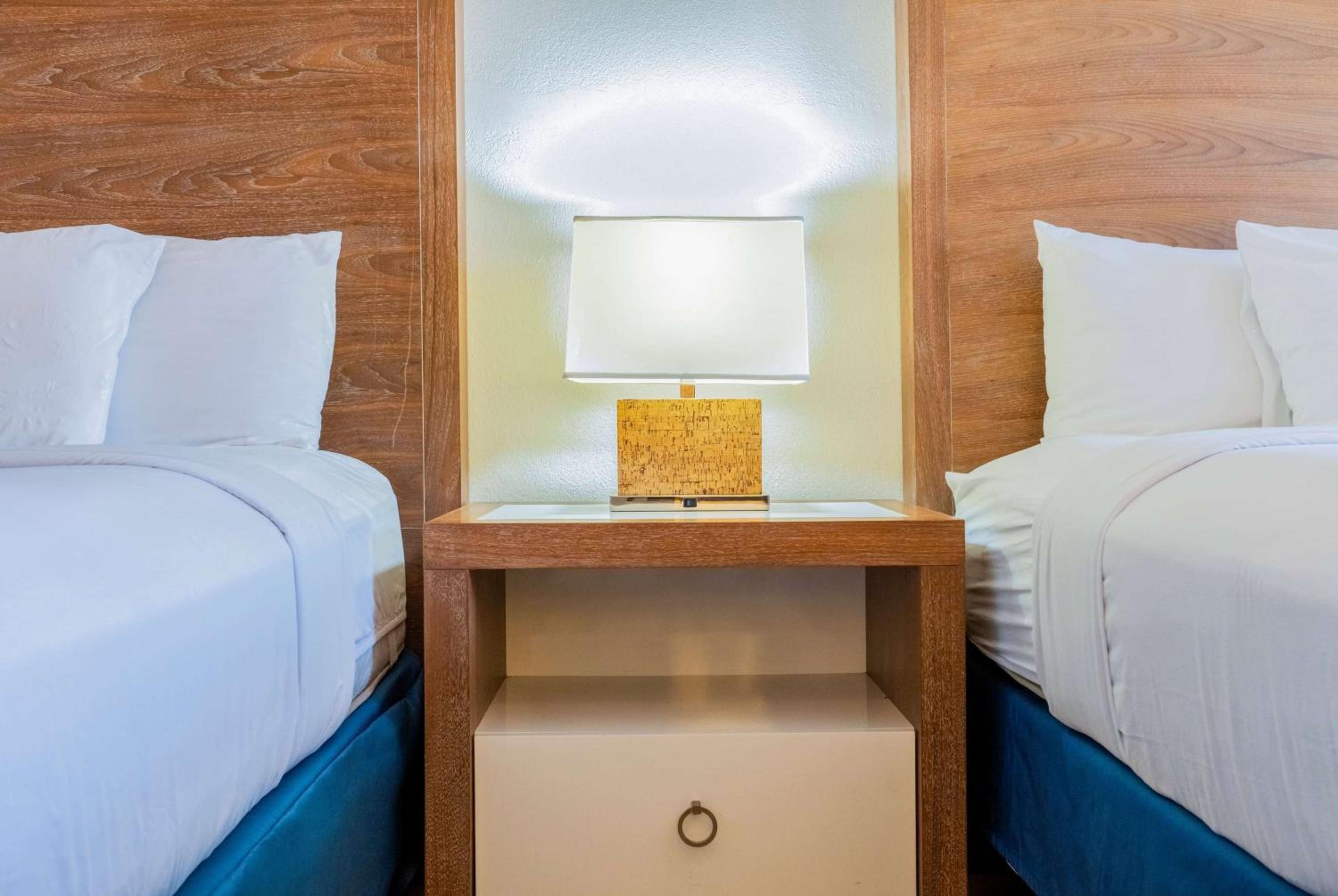 Queen Room with Two Queen Beds and Courtyard View - Non-Smoking - Photo 3