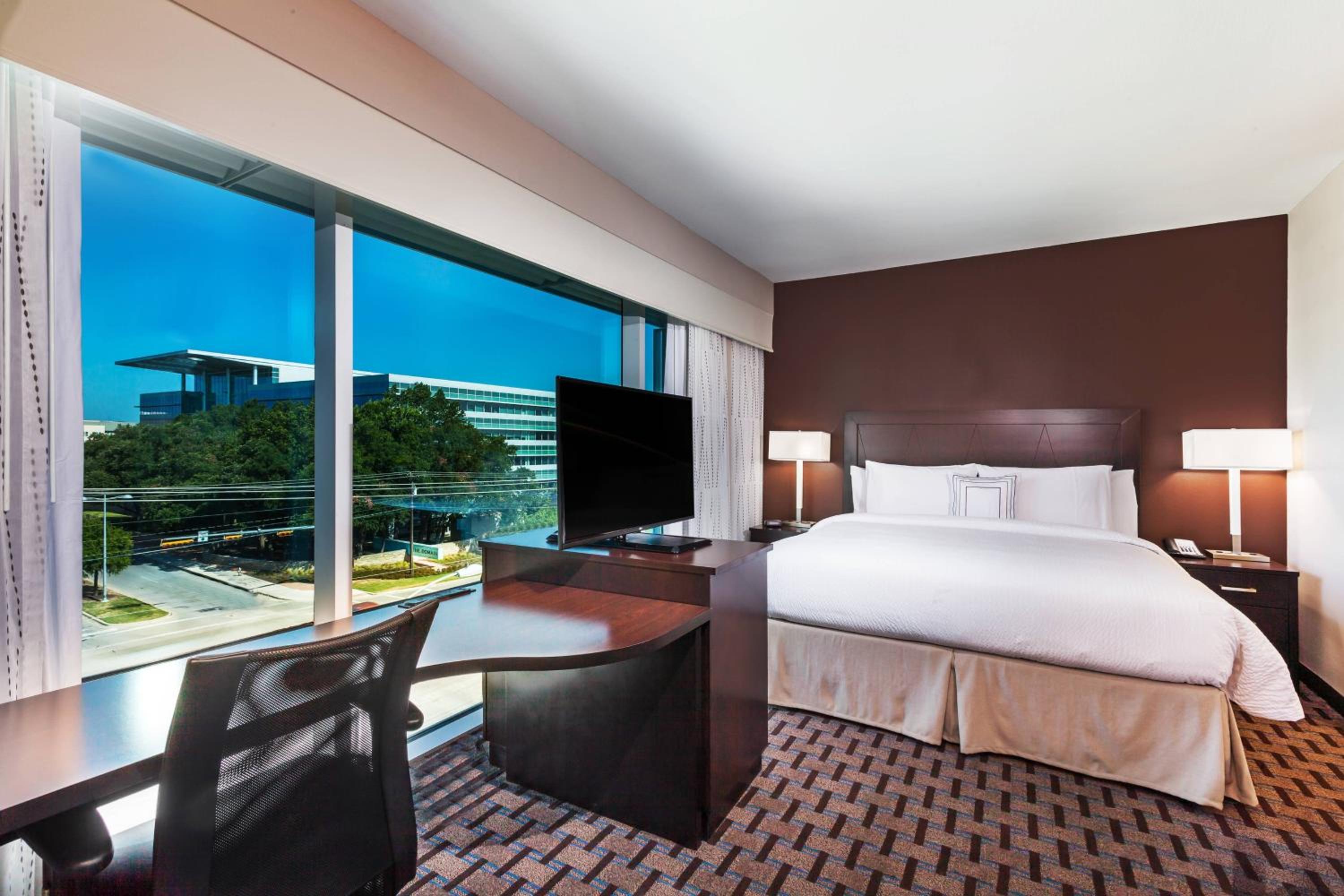 Premium Studio King Room with Sofa Bed - Hearing Accessible