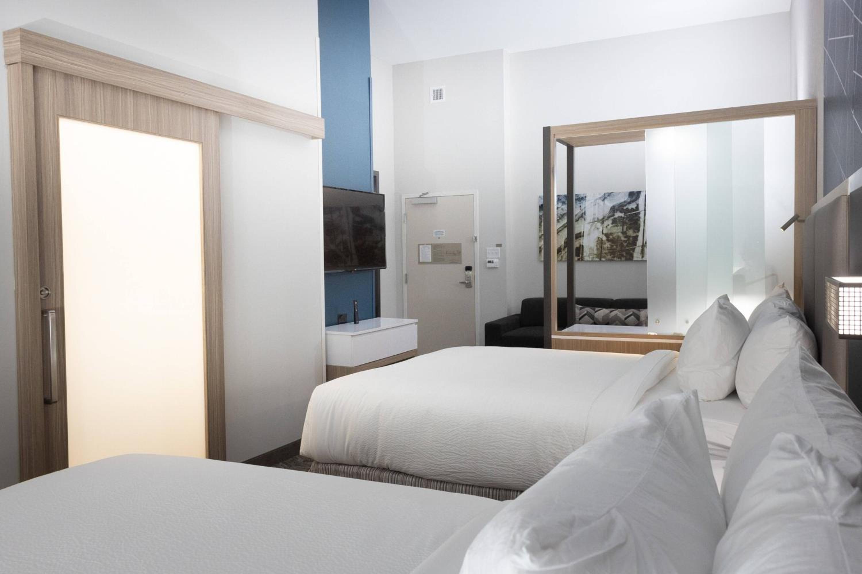 Queen Suite with Two Queen Beds and Trundle Sofa - Photo 3