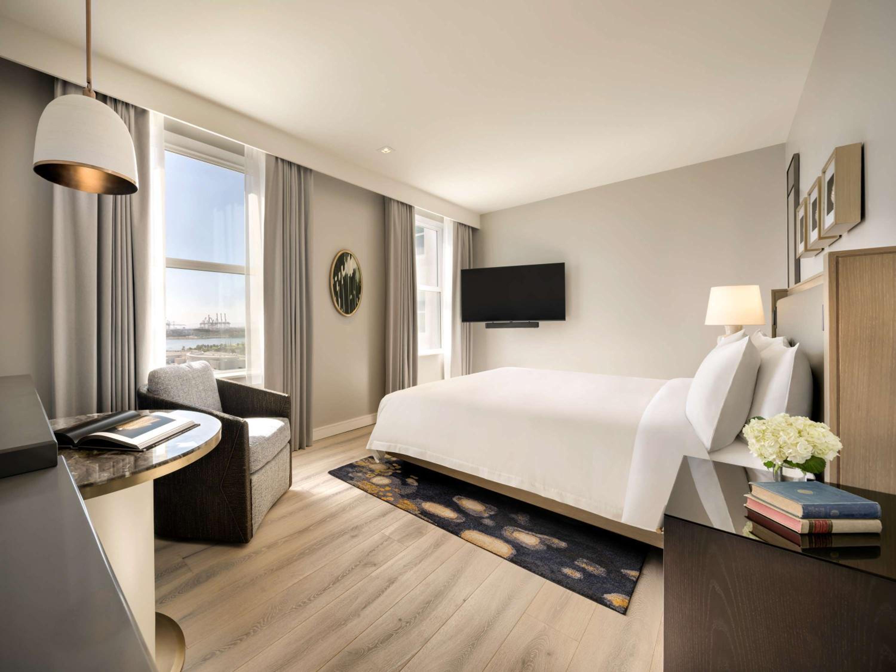 Deluxe King Room with City View
