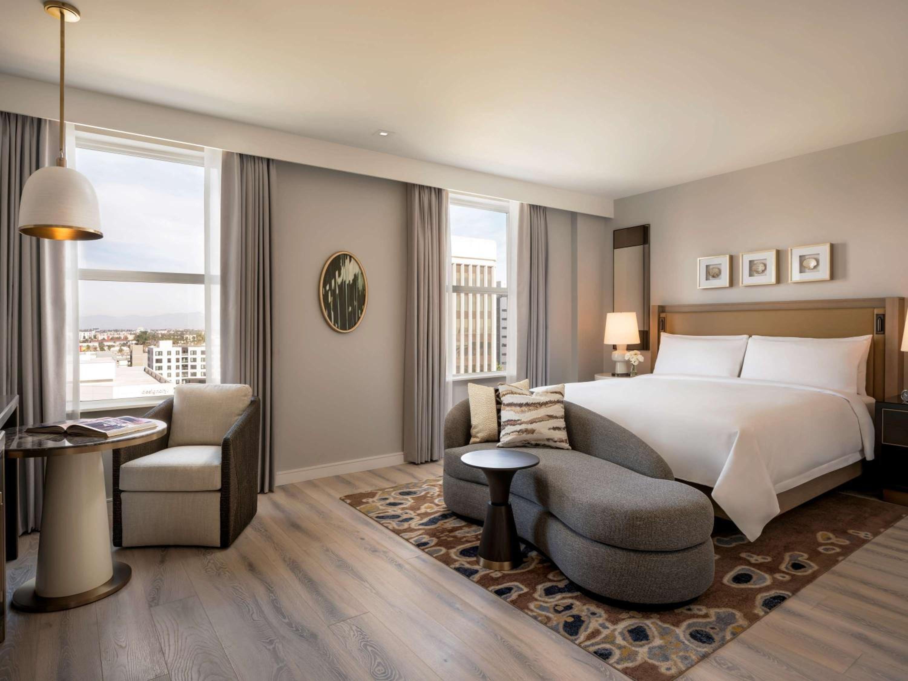Deluxe King Room with City View photo 3