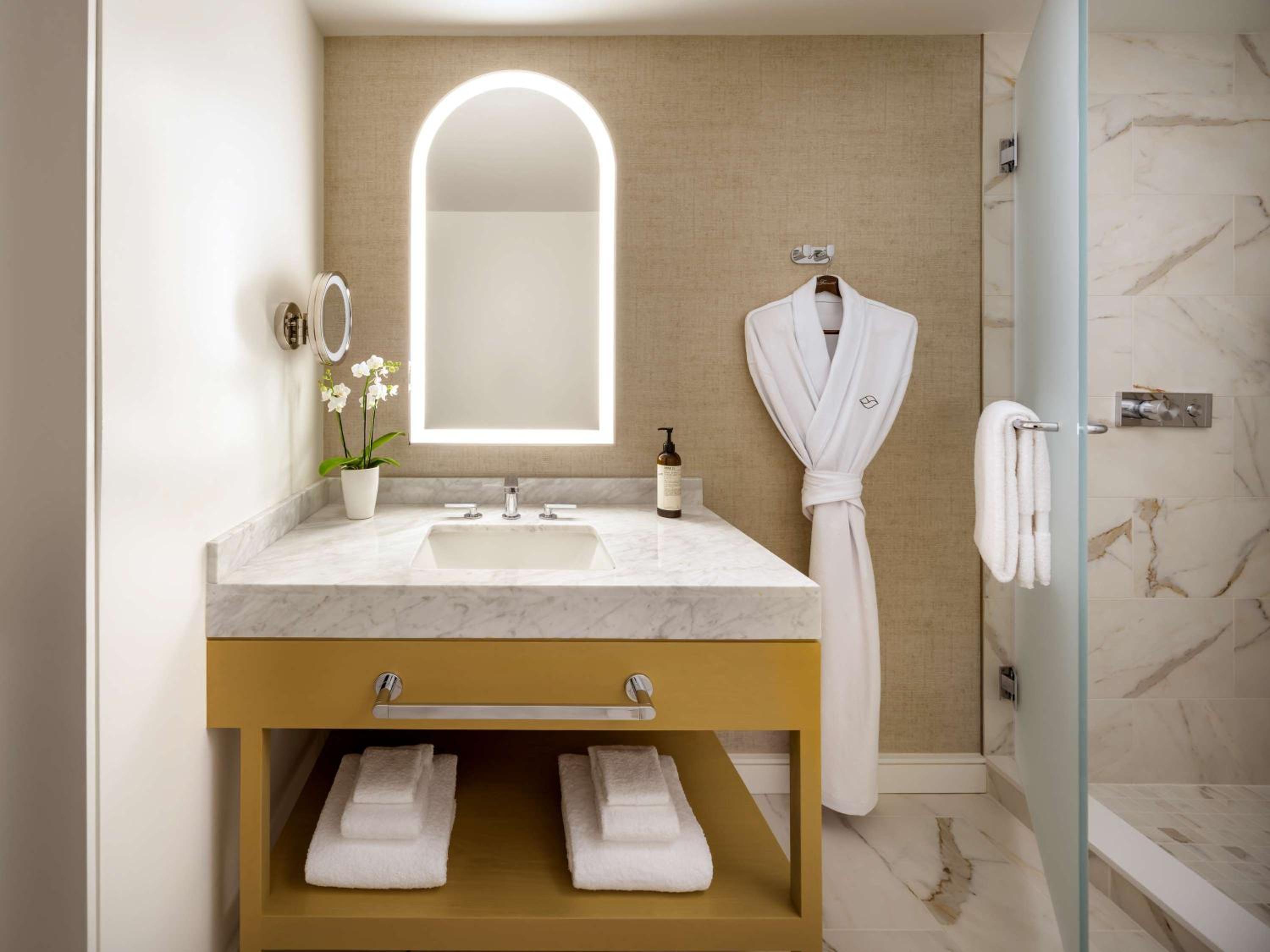 Deluxe King Room with City View - Hearing Access