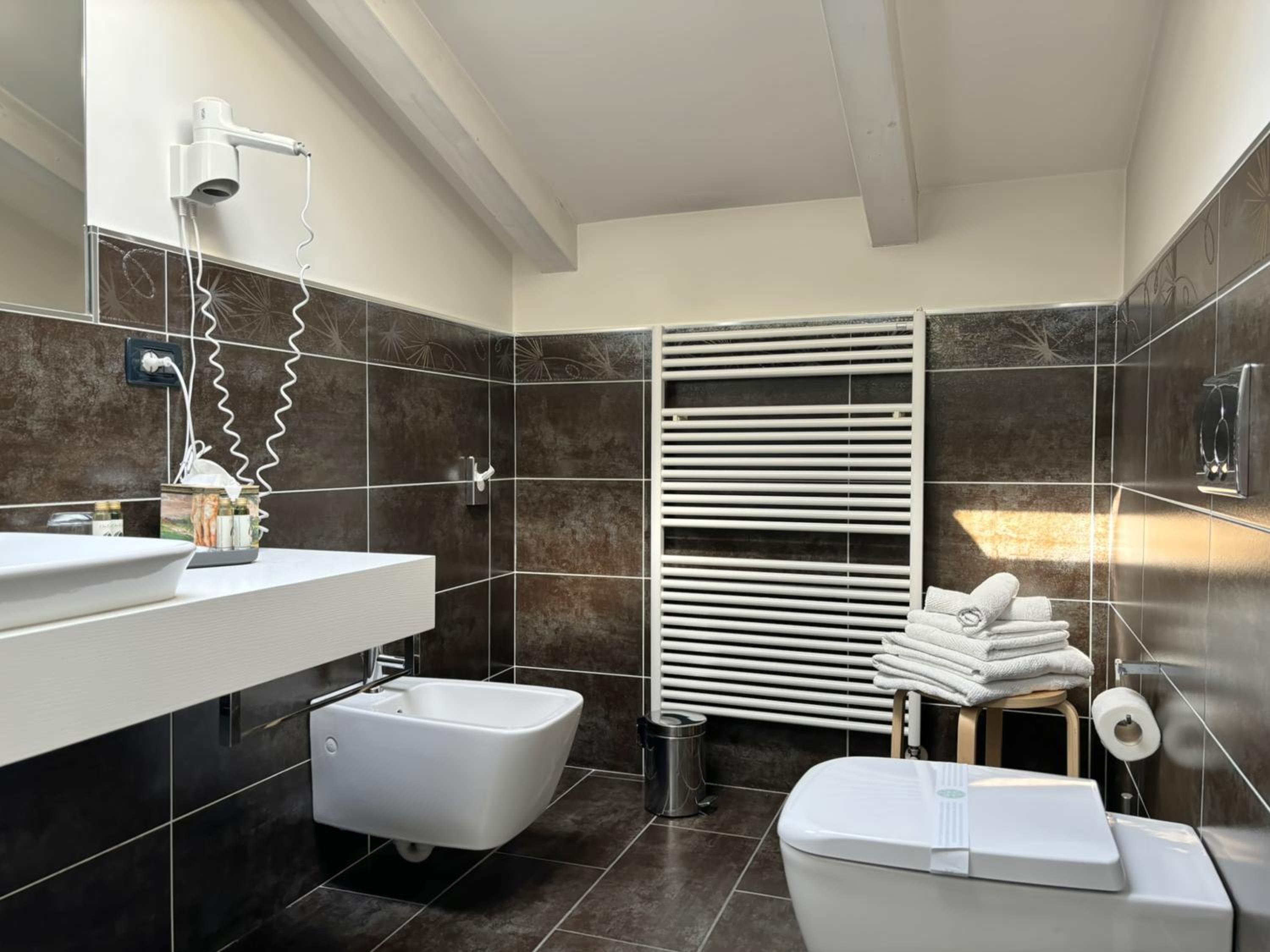 Deluxe Double Room with Balcony - Photo 5