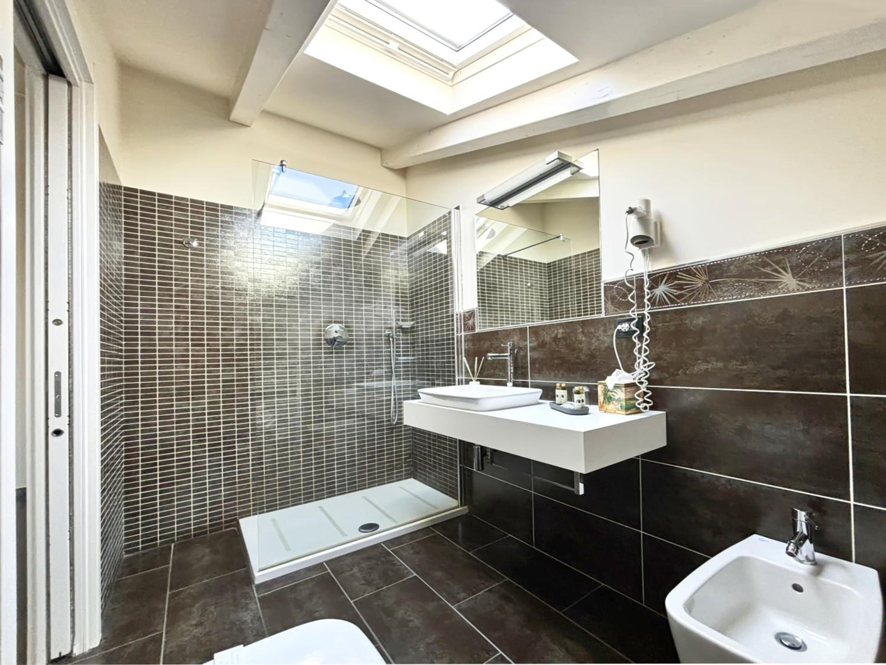 Deluxe Double Room with Balcony - Photo 6