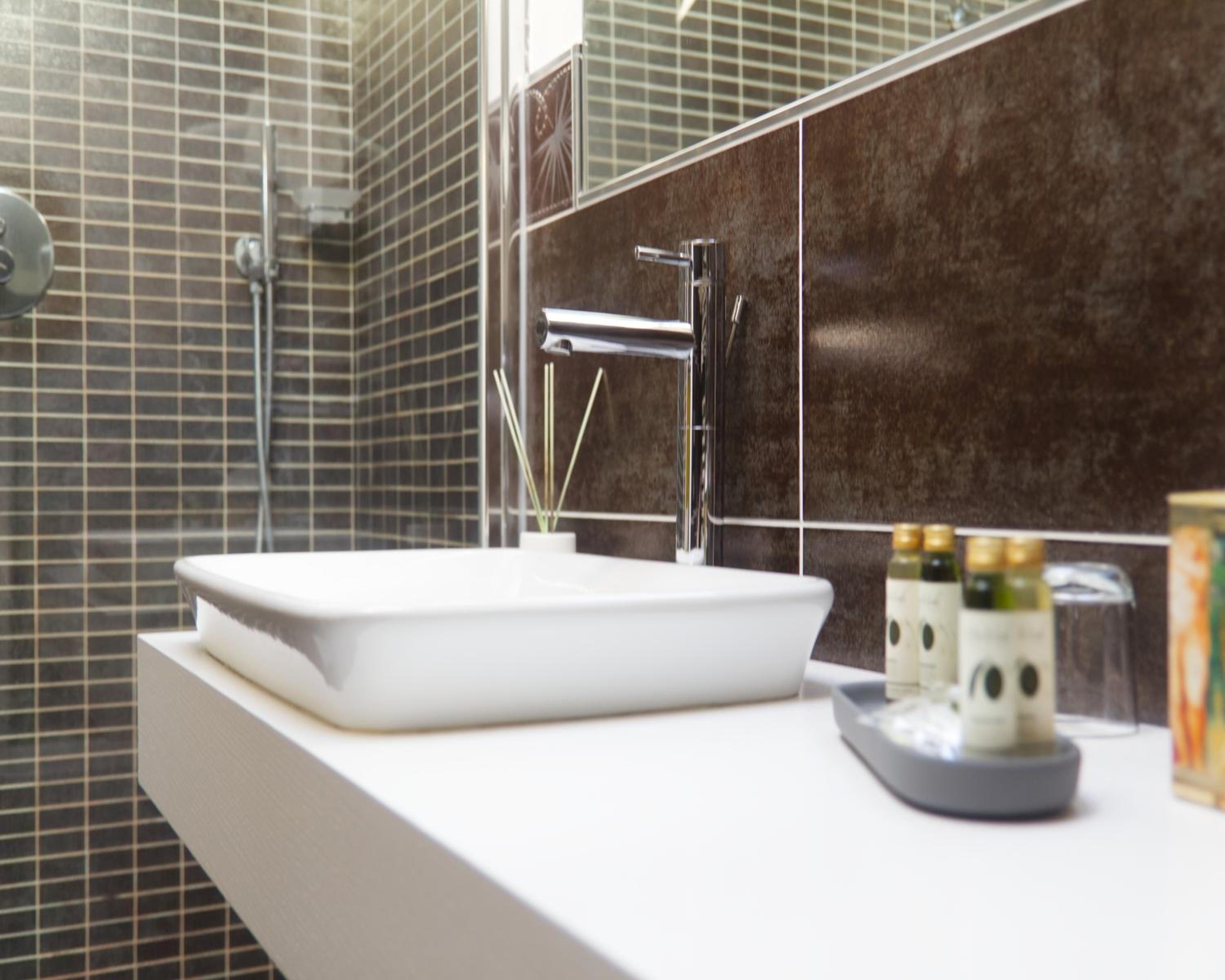 Deluxe Double Room with Balcony - Photo 7