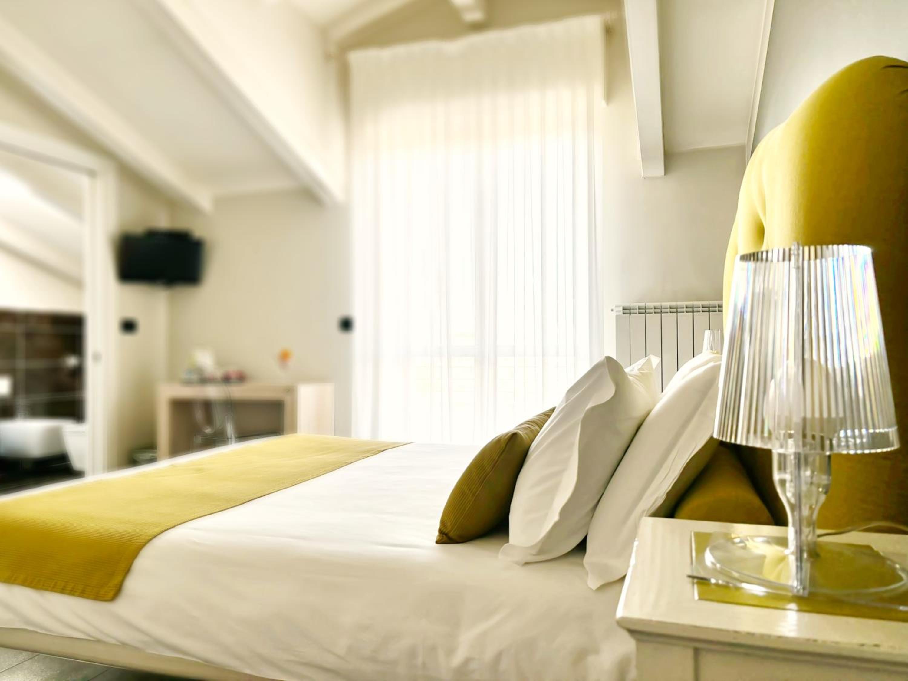 Deluxe Double Room with Balcony - Photo 8