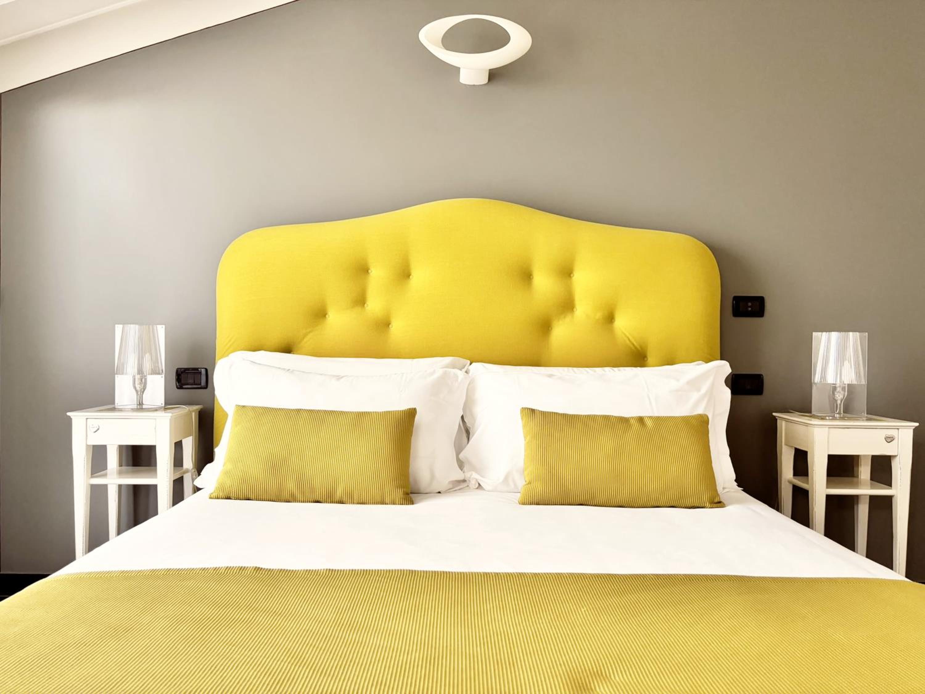 Deluxe Double Room with Balcony - Photo 9