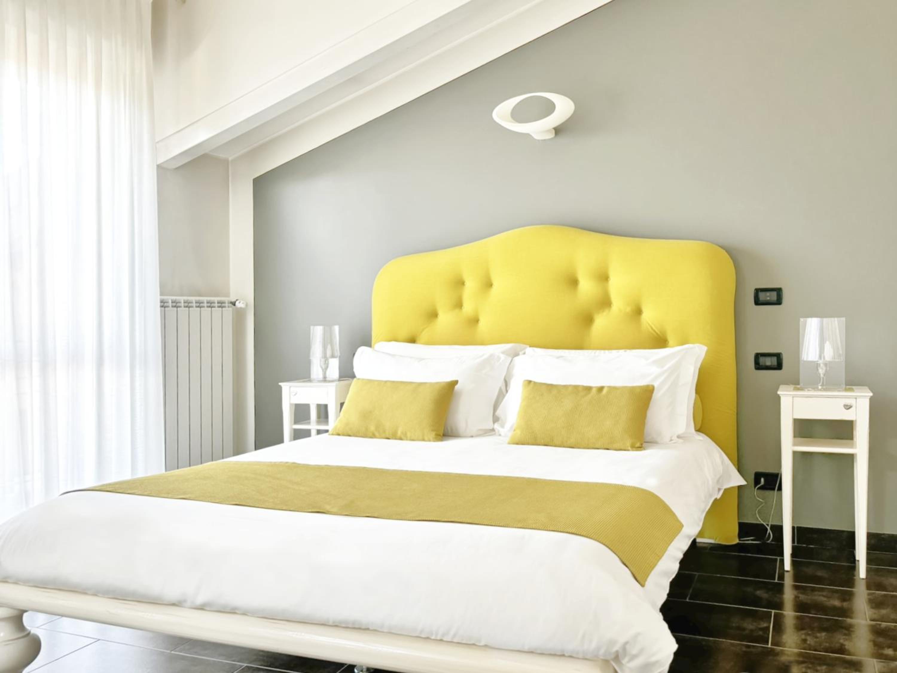 Deluxe Double Room with Balcony - Photo 10