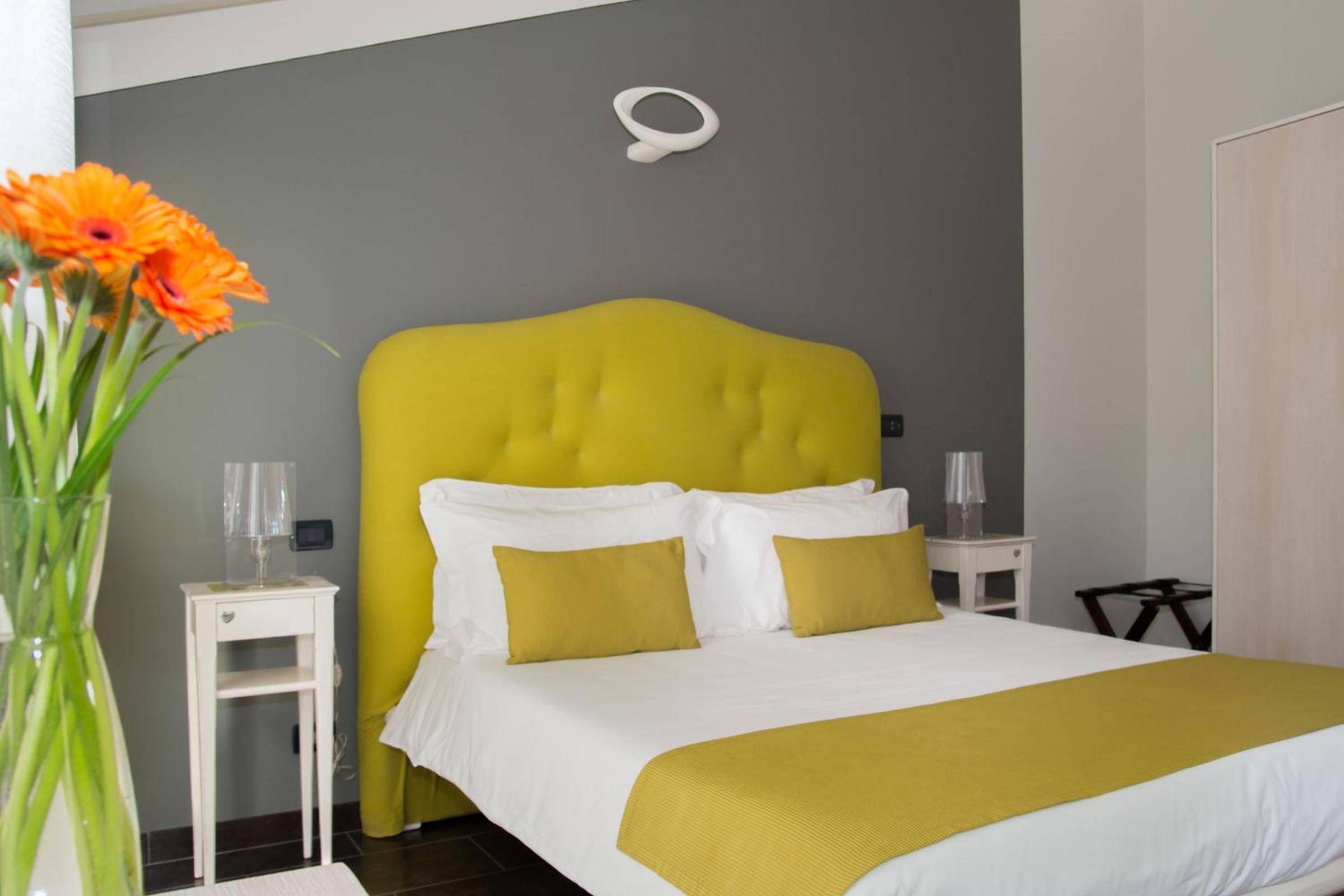 Deluxe Double Room with Balcony - Photo 4