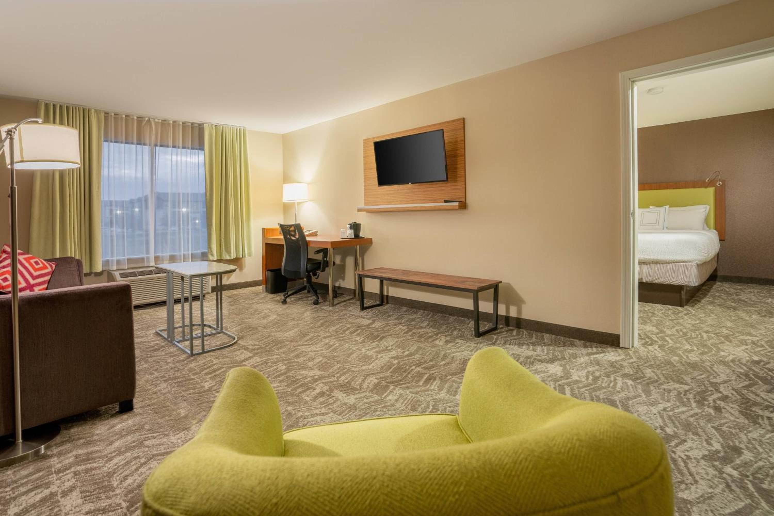 One Bedroom Queen Suite with Two Queen Beds - Photo 4