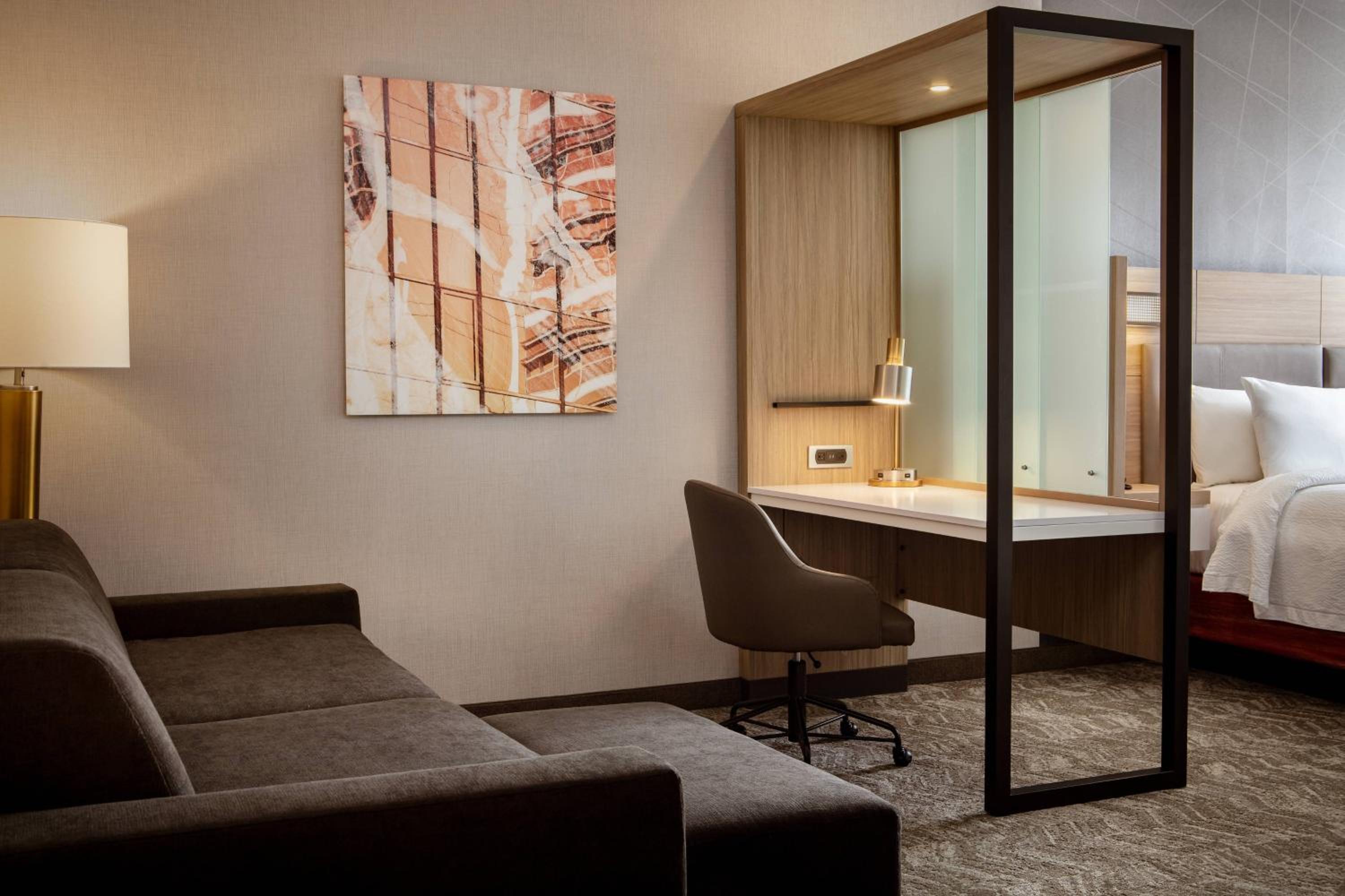 Queen Suite with Two Queen Beds, Sofa Bed and Bathtub - Mobility Access - Photo 4