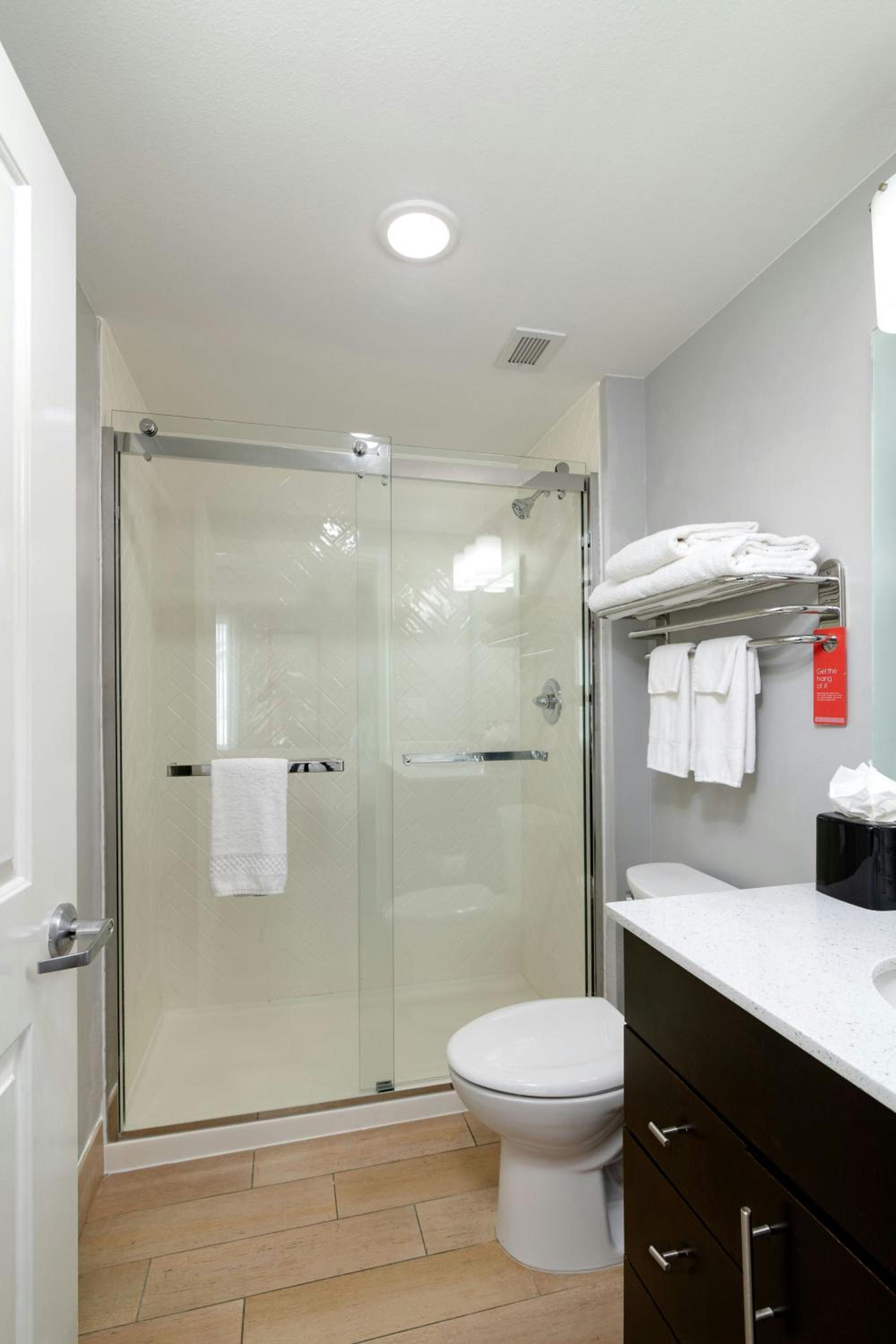 Queen Studio with Adapted Tub - Mobility Accessible