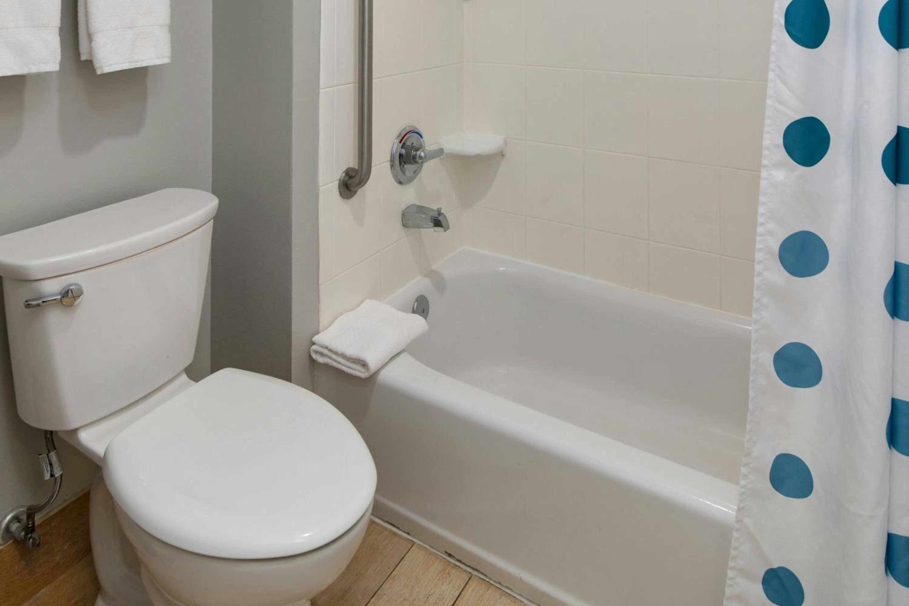 Two-Bedroom Suite with Adapted Tub - Mobility Accessible