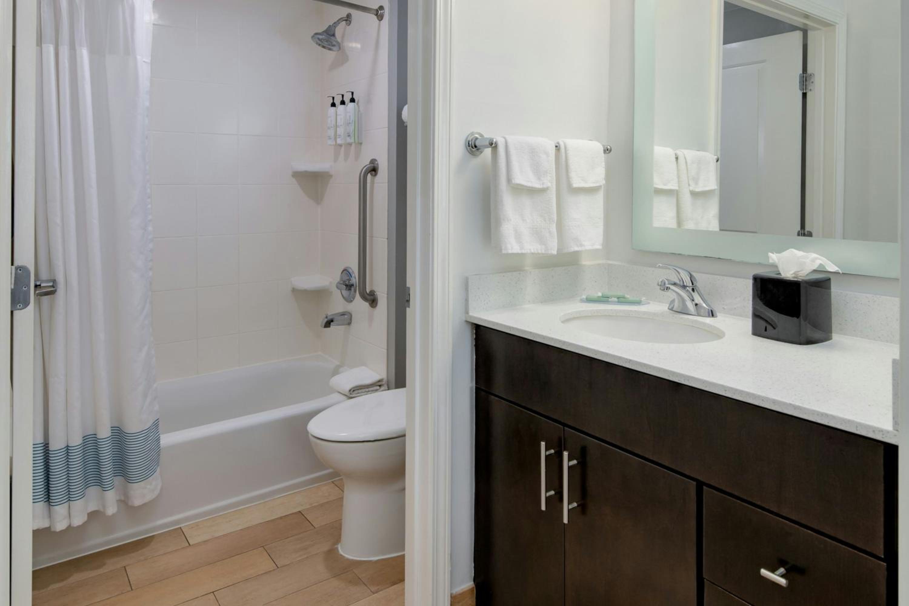 Studio with Two Queen Beds and Roll-In Shower - Mobility and Hearing Accessible photo 3