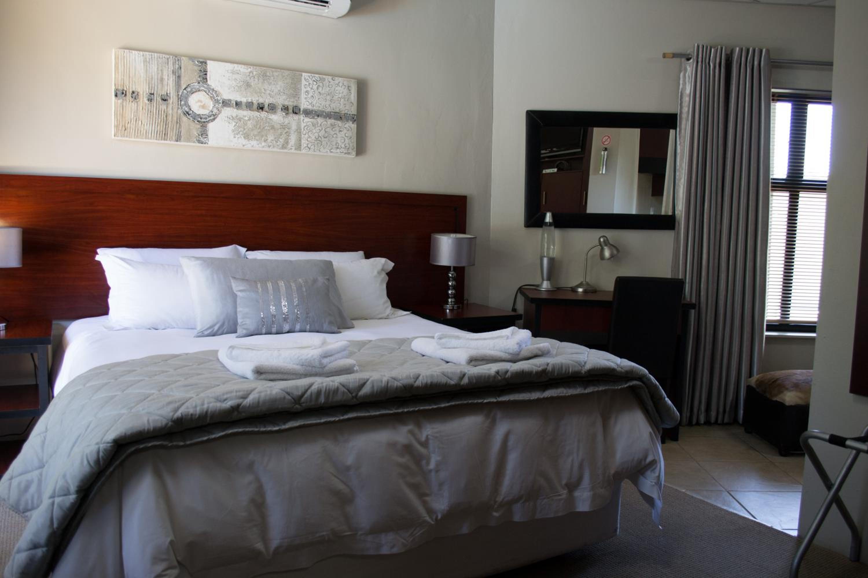 Suite with Pool View - Photo 3