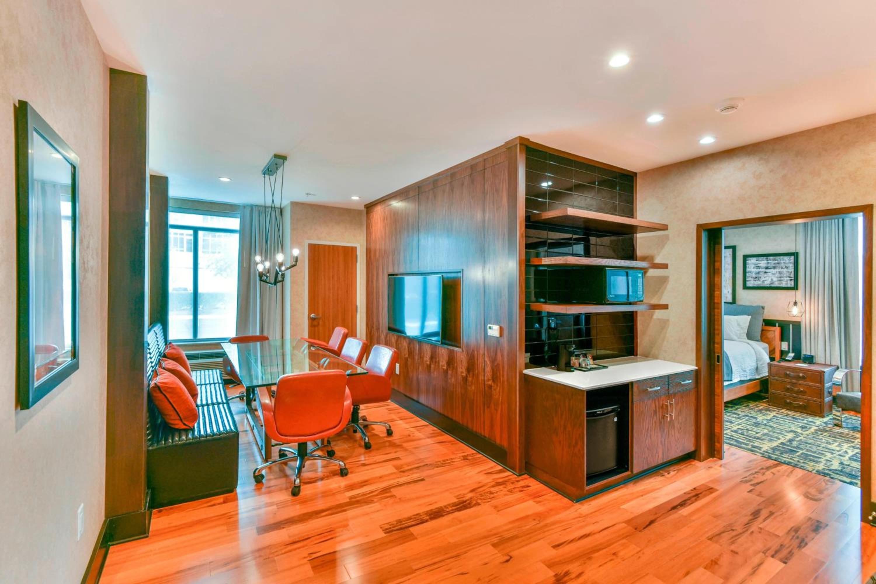 One-Bedroom King Suite with Dining Area