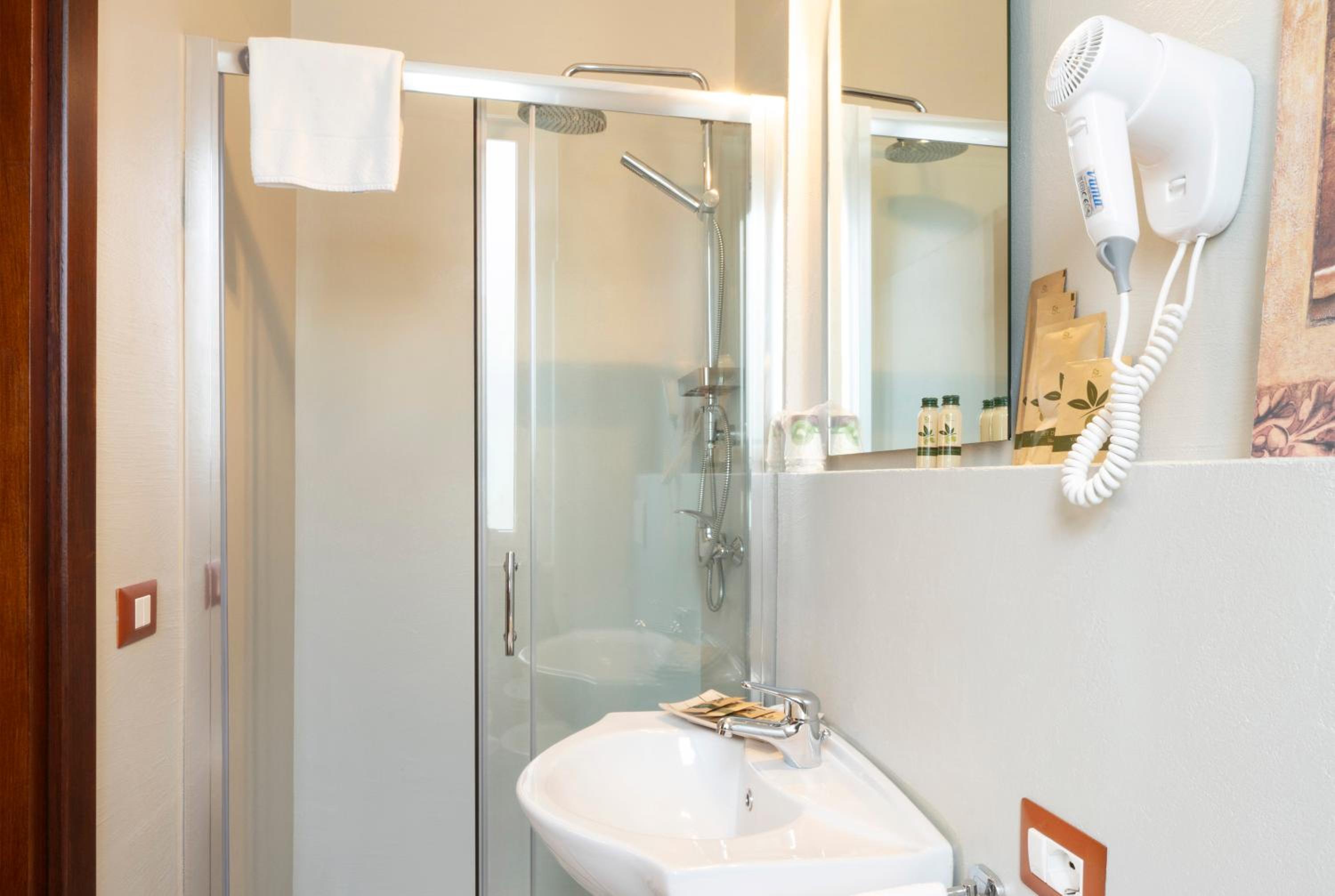 Twin Room with Private Bathroom photo 1