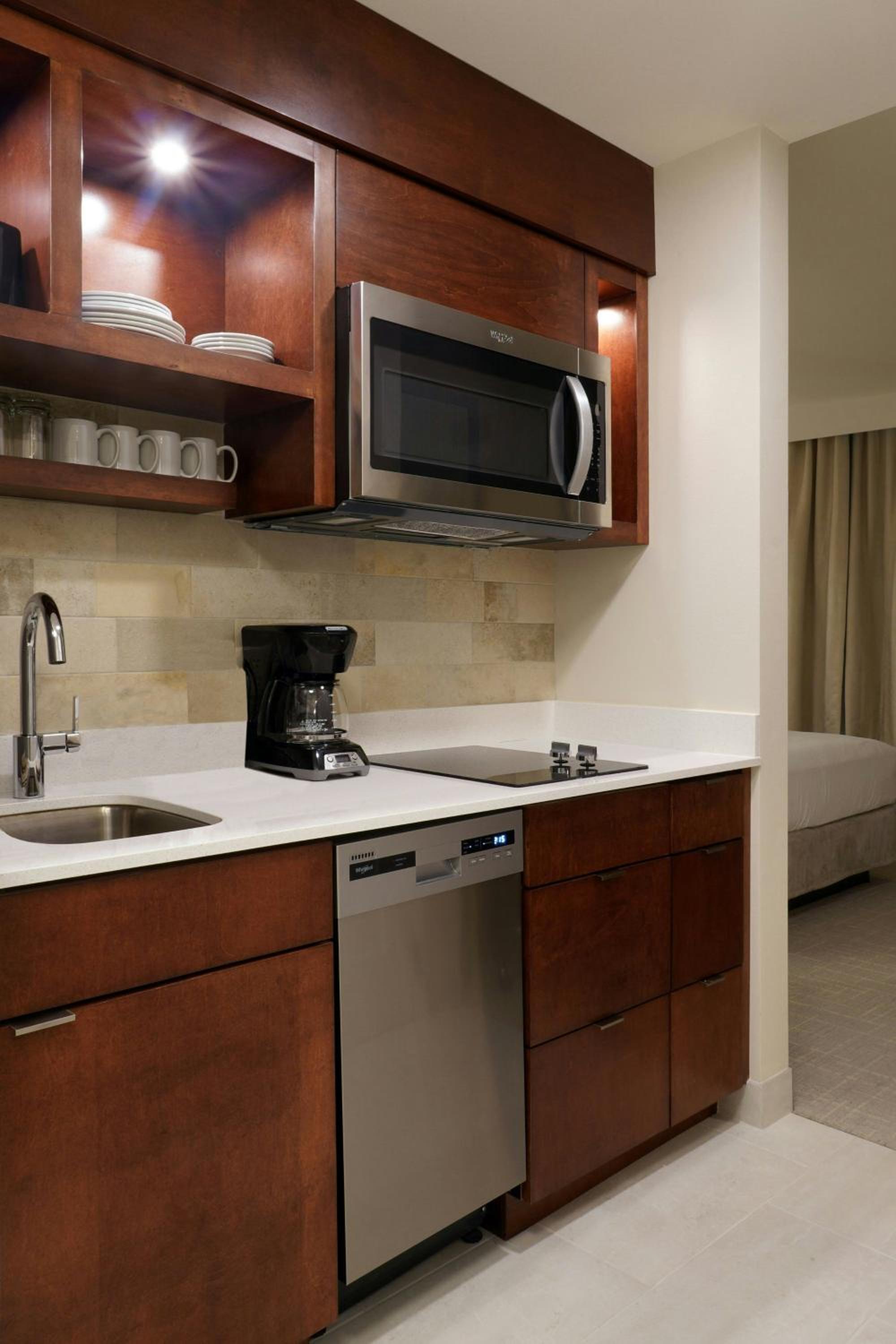 Studio Queen Room with Two Queen Beds and Adapted Tub – Mobility Accessible