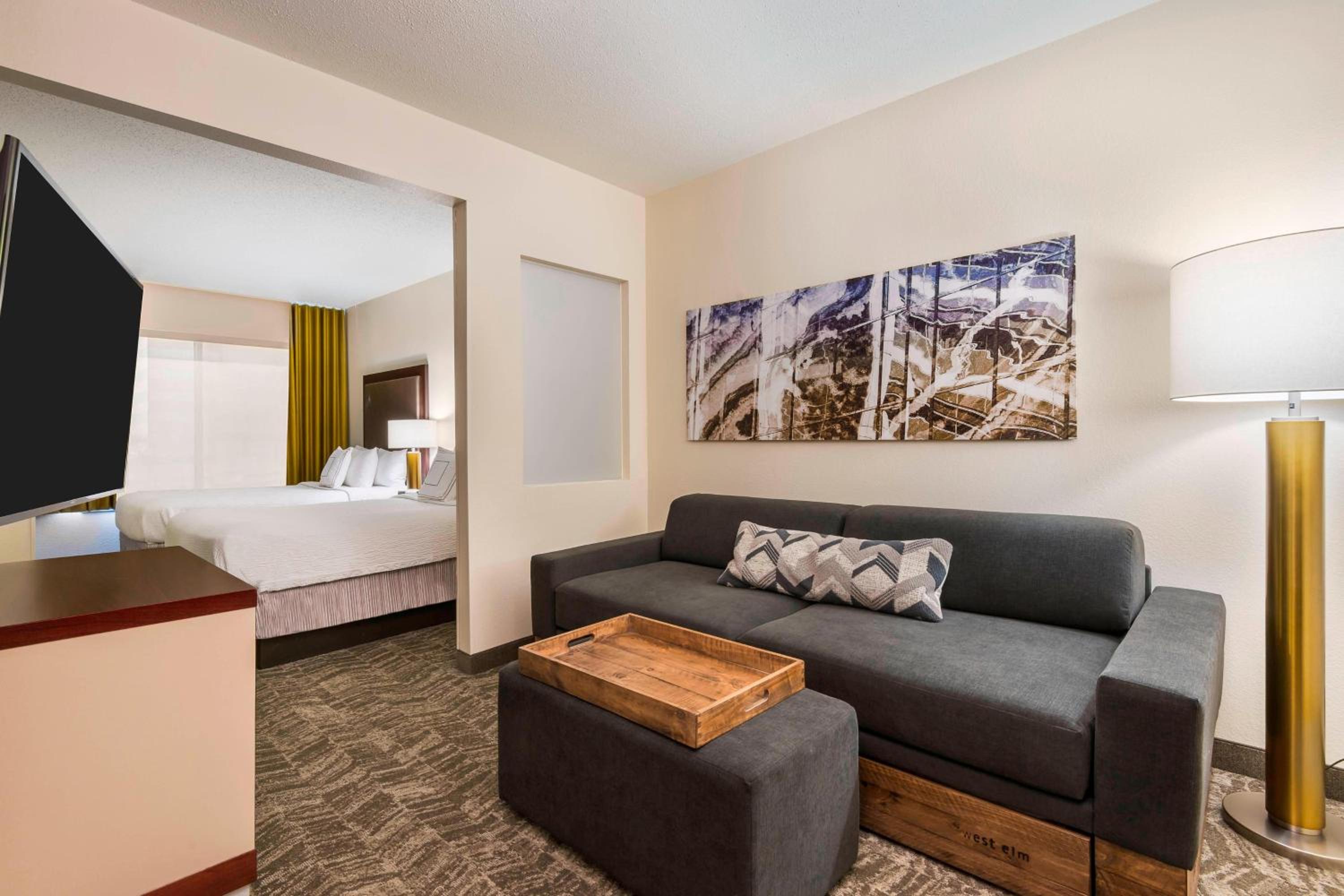 Suite with Two Double Beds with Sofa Bed and Adapted Tub - Mobility Accessible photo 2