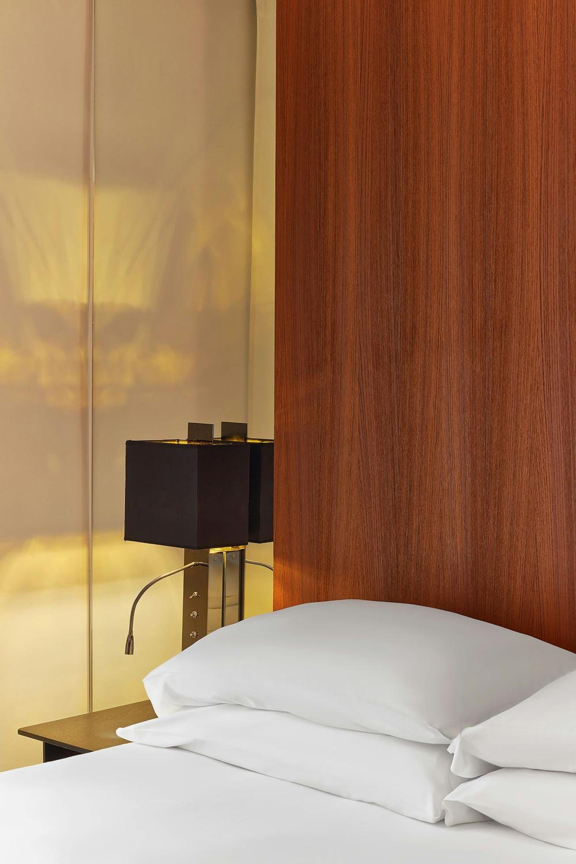 Deluxe Queen Room with Balcony thumbnail 6