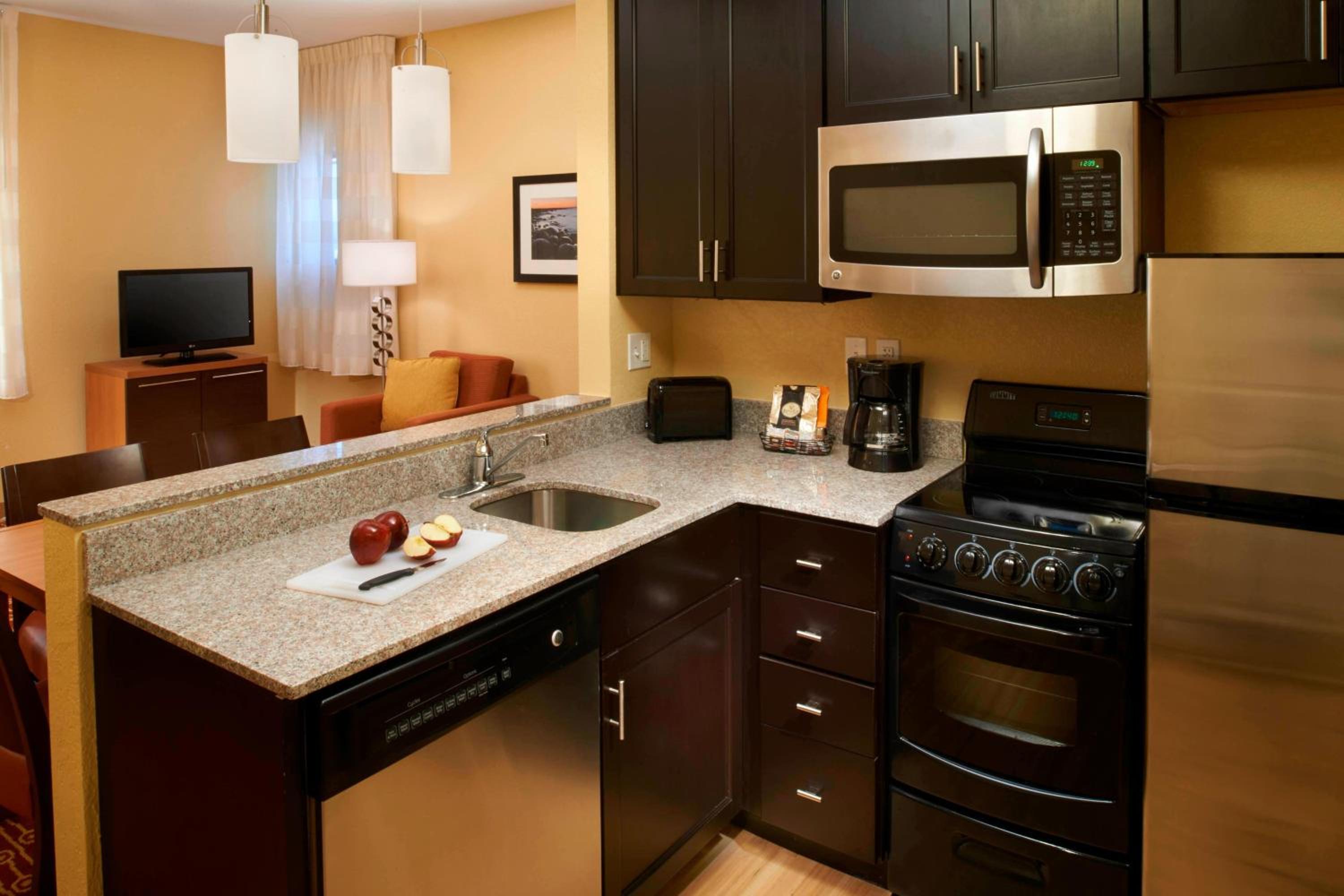 Two-Bedroom Suite with Adapted Tub - Mobility and Hearing Accessible
