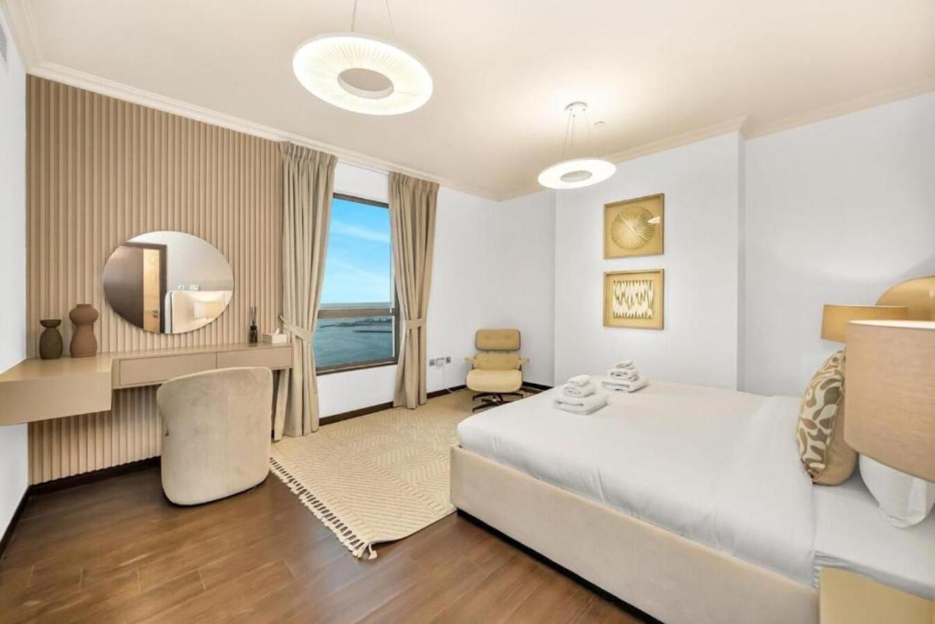 Two-Bedroom Apartment with Balcony and Sea View photo 2