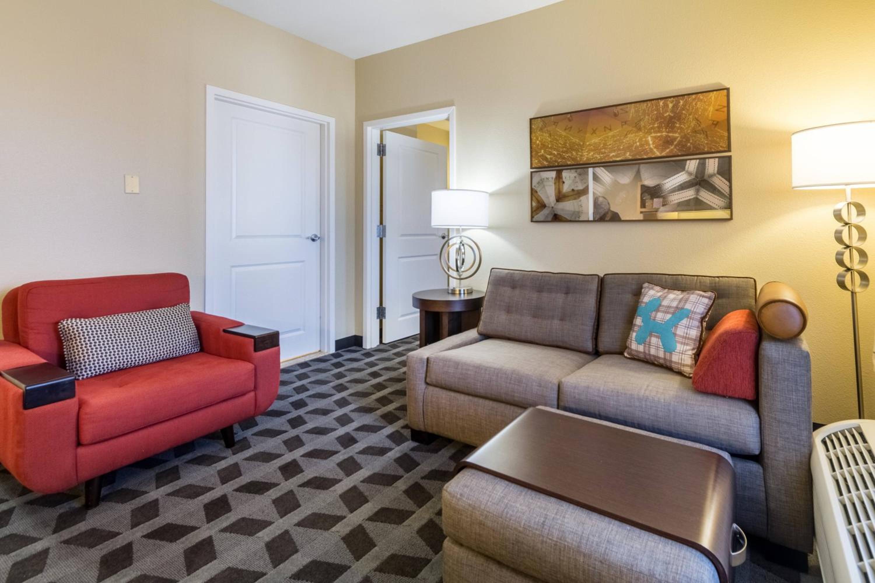 One-Bedroom Queen Suite with Sofa Bed and Adapted Tub - Mobility and Hearing Accessible photo 3