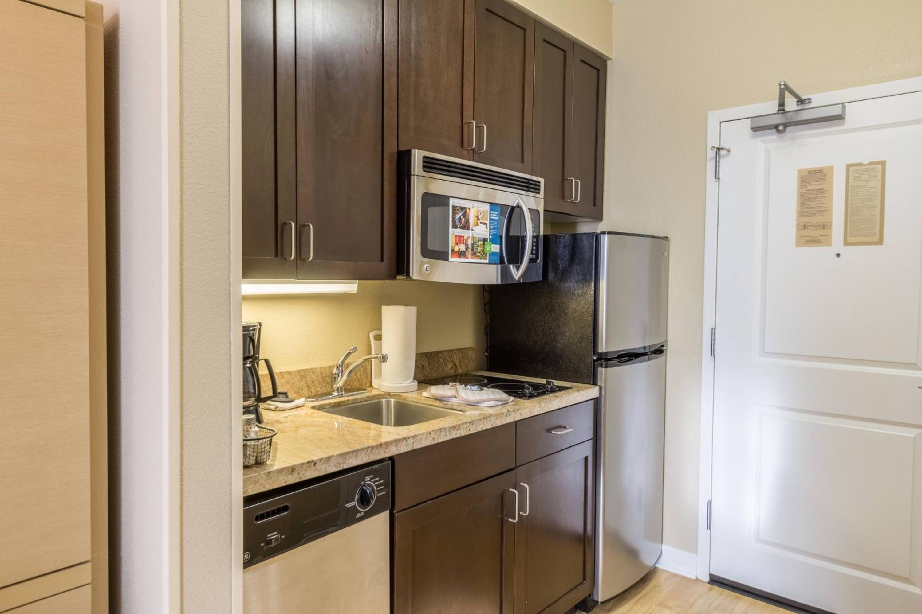 Studio Room with Sofa Bed - Mobility Accessible with Transfer Shower photo 3