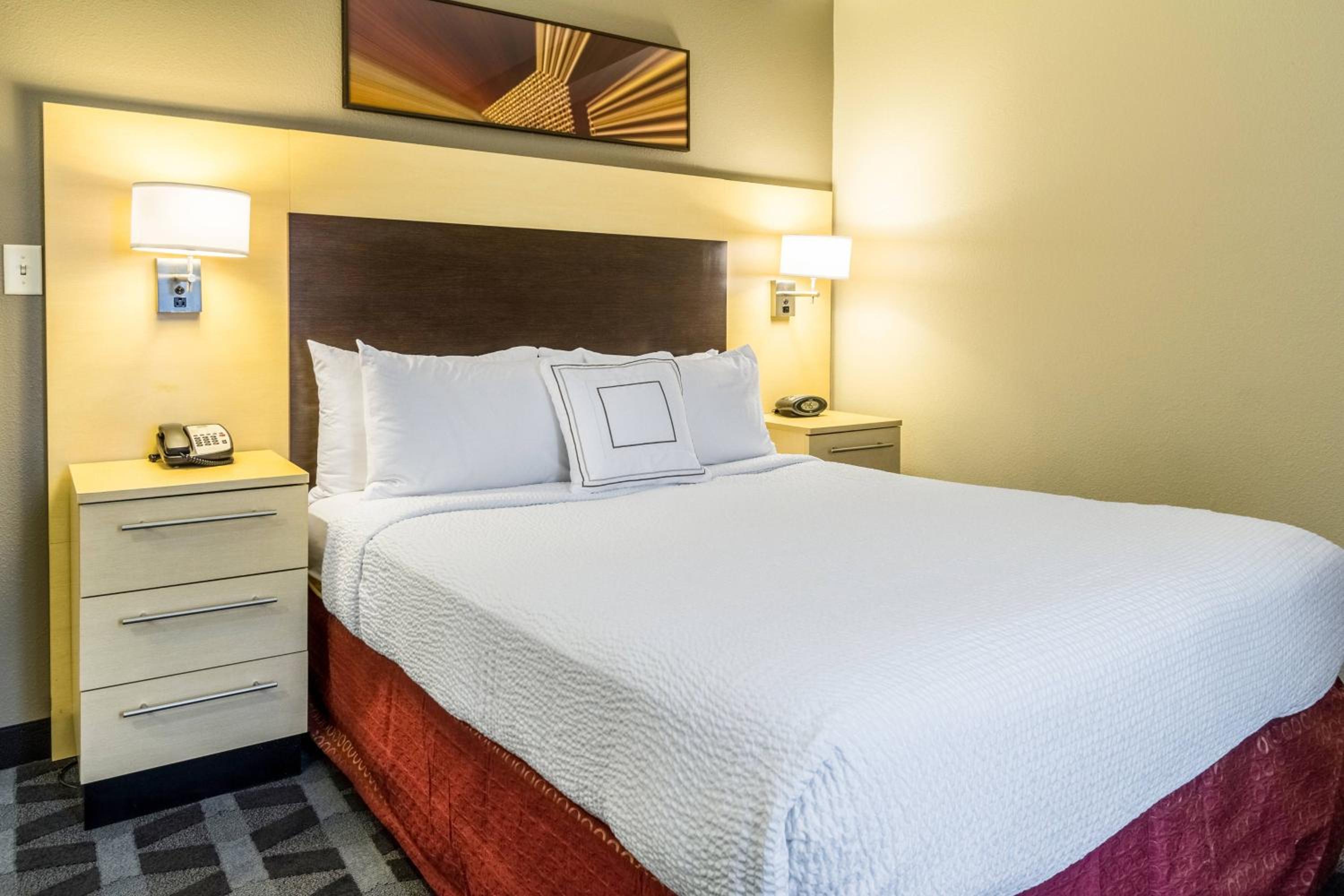 Two-Bedroom Suite - Hearing Accessible photo 3
