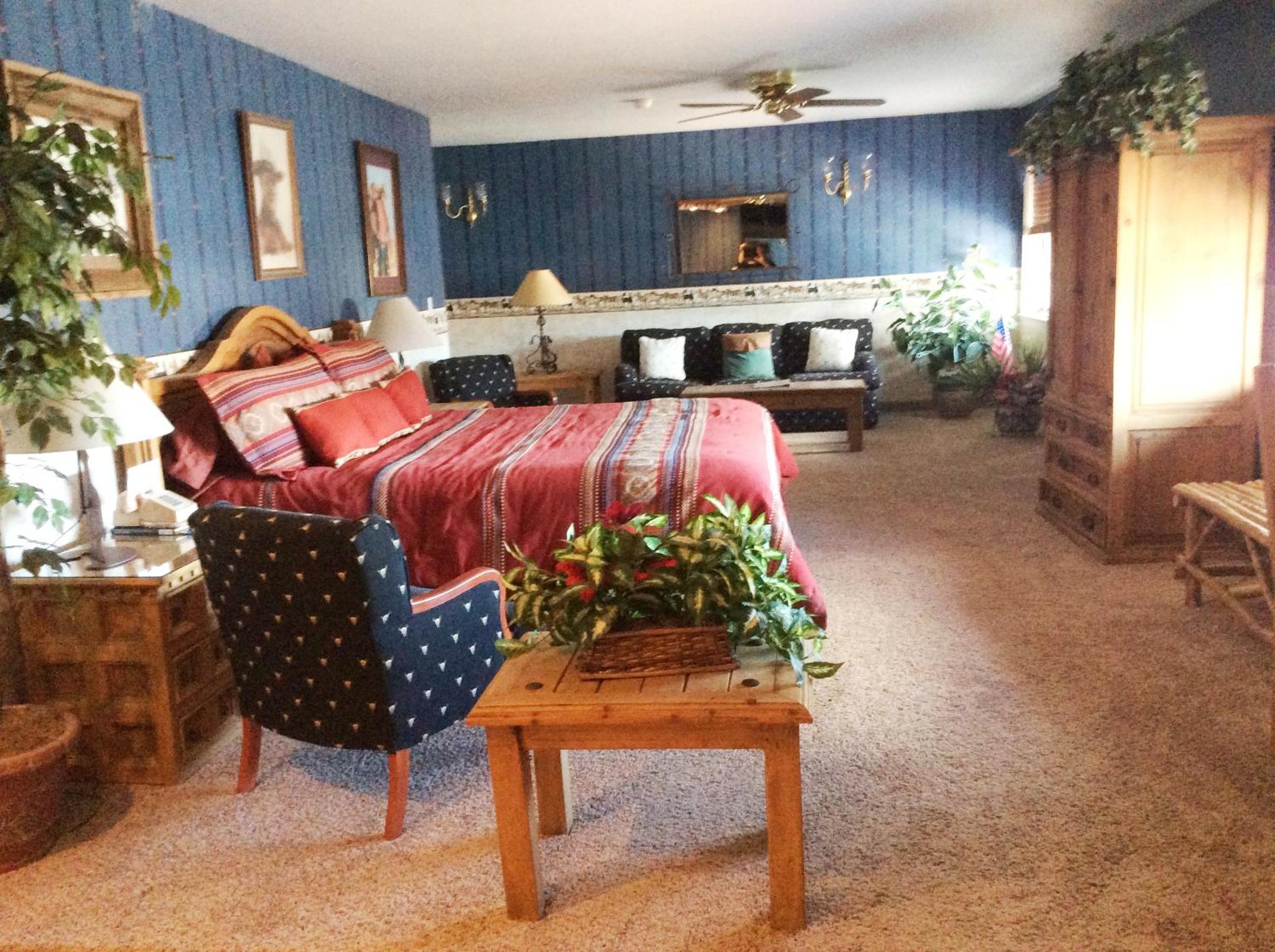King Suite - Non-Smoking photo 2