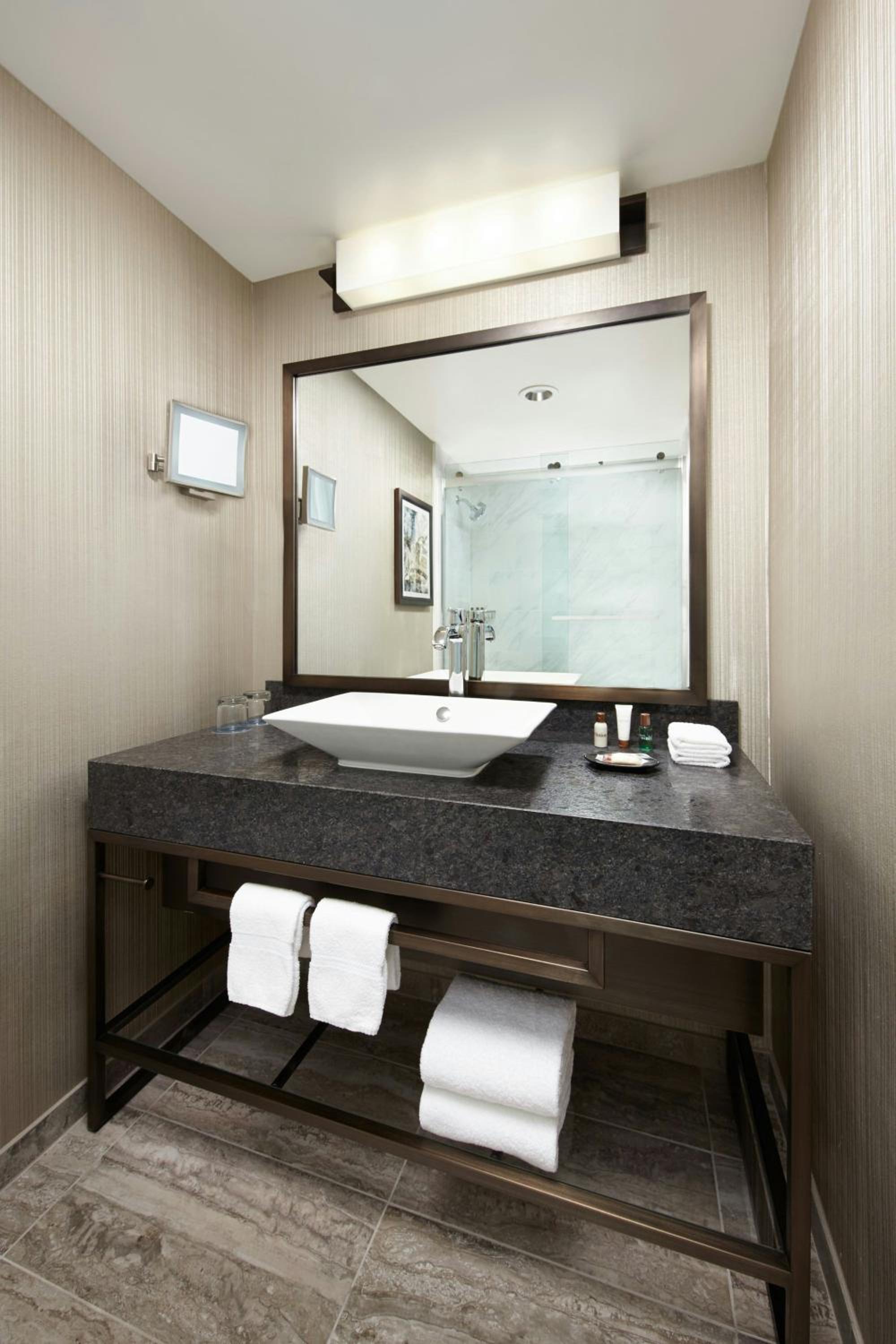 Traditional King Room with Tub - Mobility/Hearing Accessible