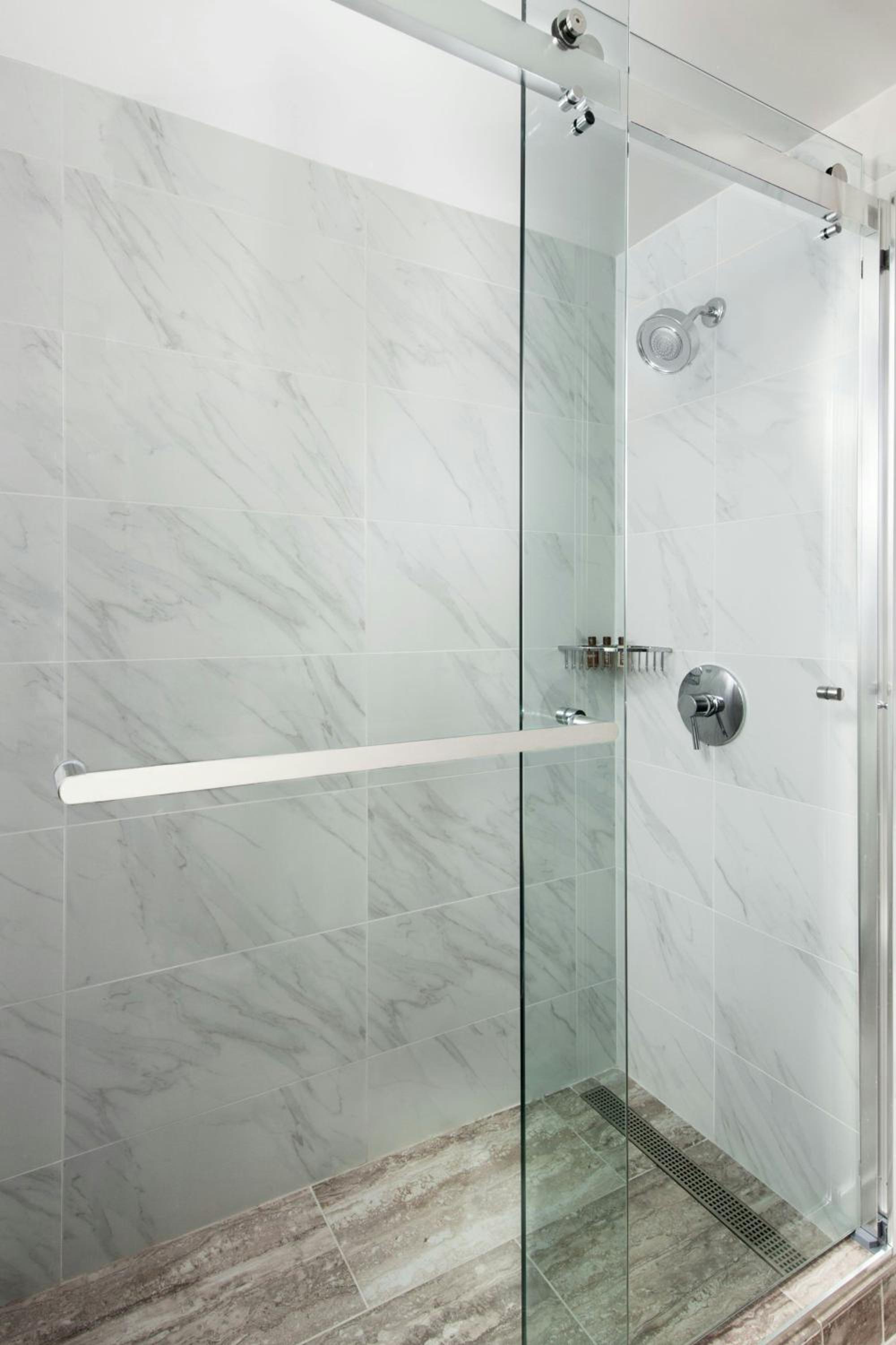 Traditional King Room with Tub - Mobility/Hearing Accessible thumbnail 5