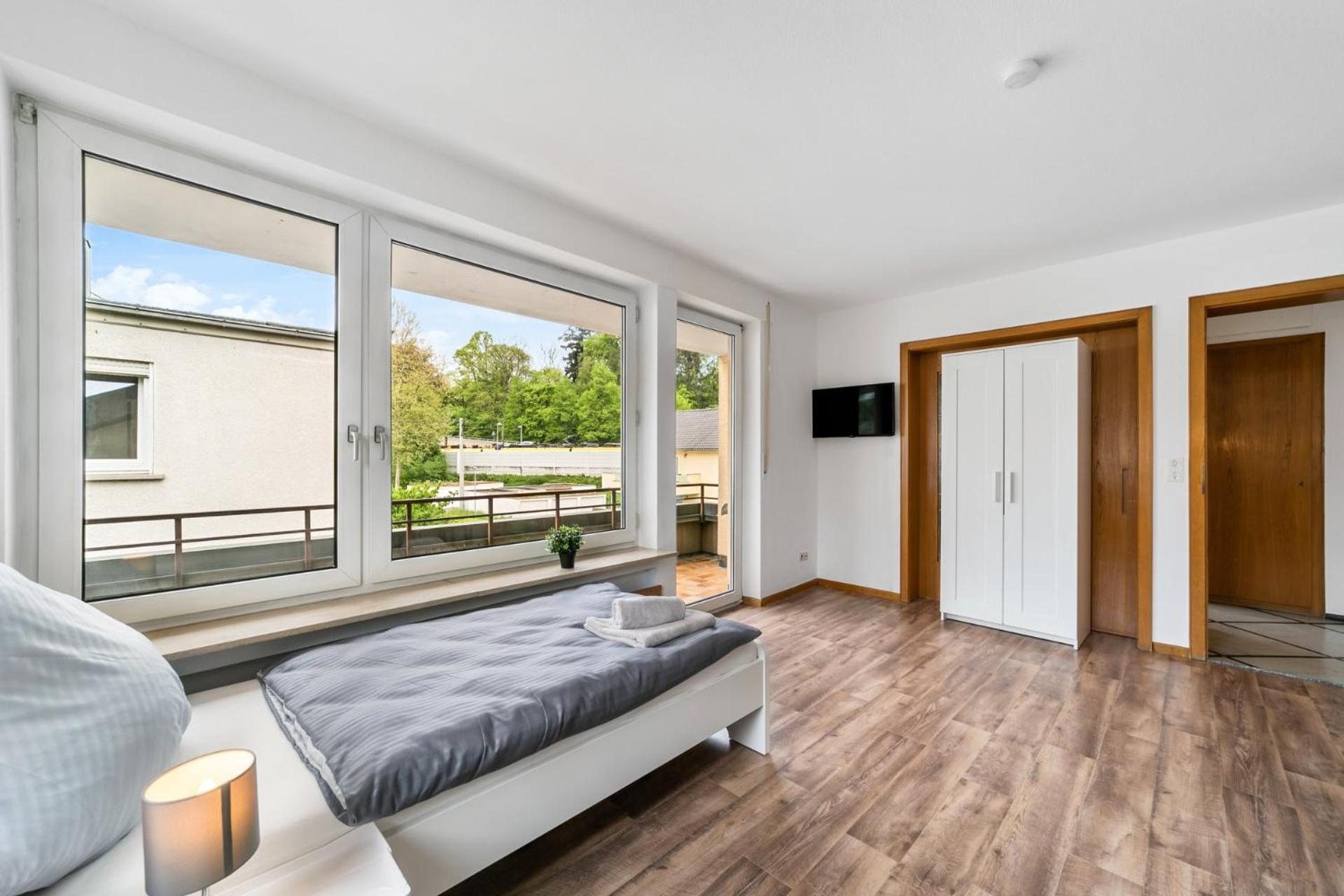 Four-Bedroom Apartment with Balcony  photo 3