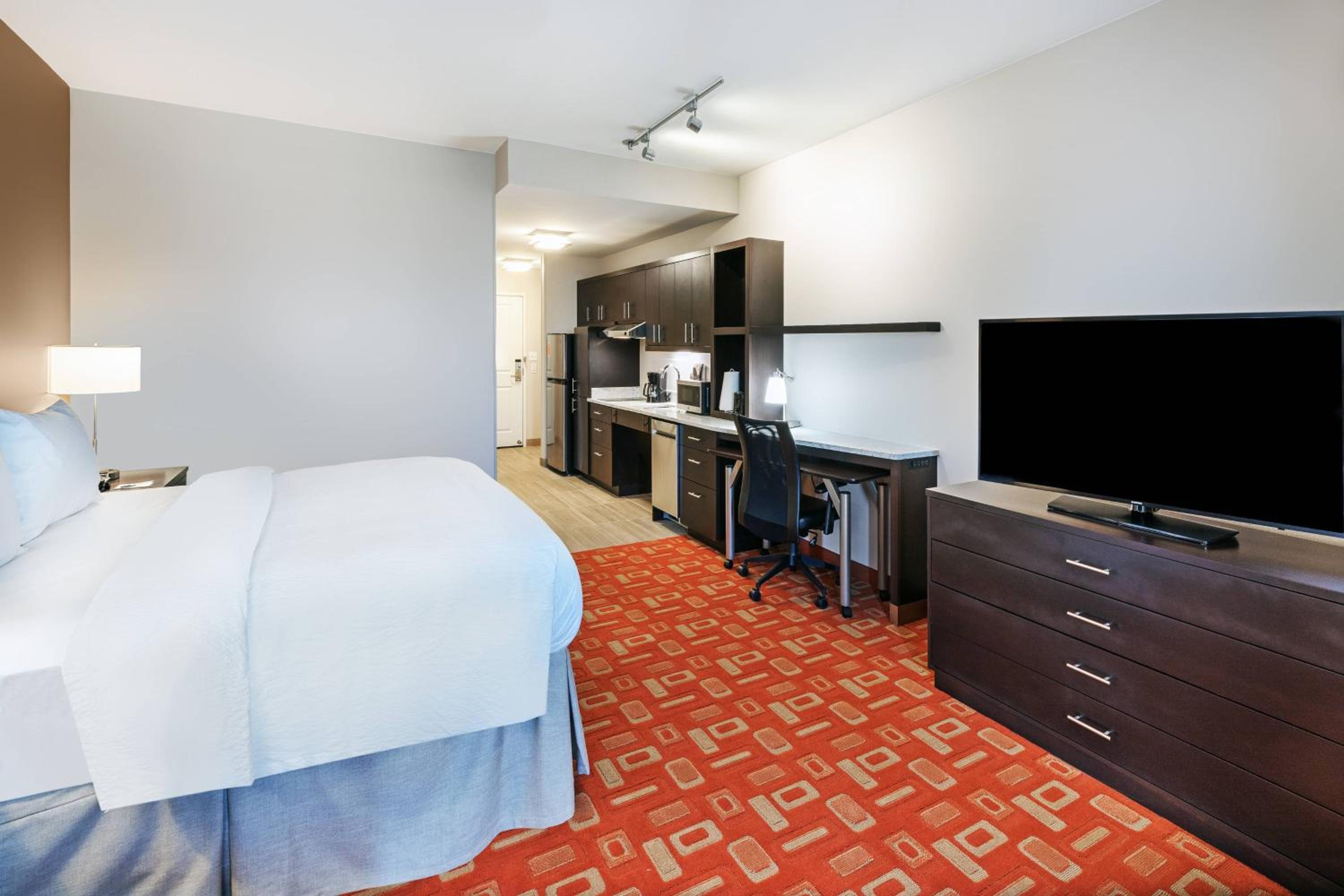 Studio King Suite with Sofa Bed  and Tub - Mobility Accessible photo 3