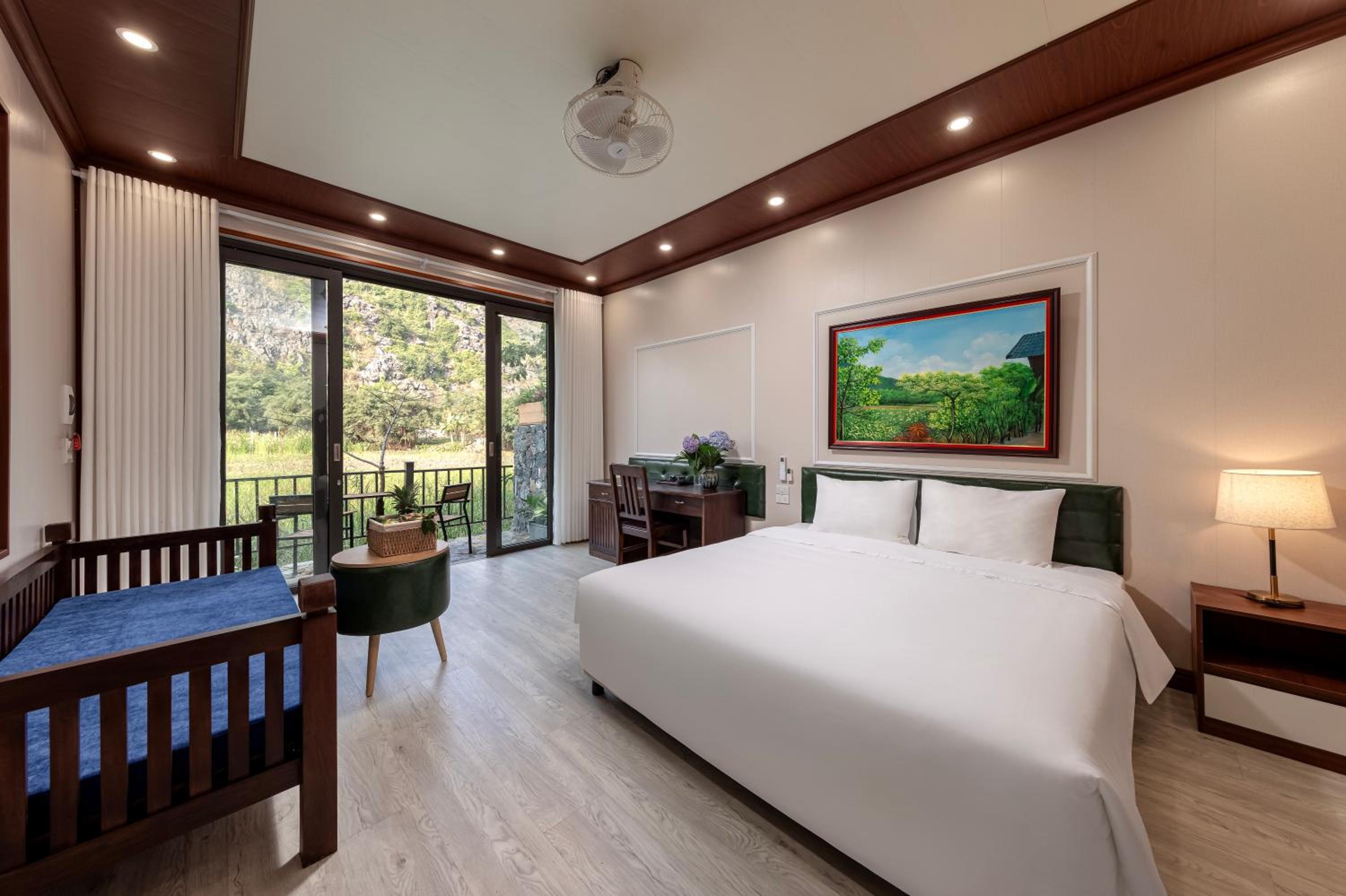 Deluxe Double Room with Balcony photo 2