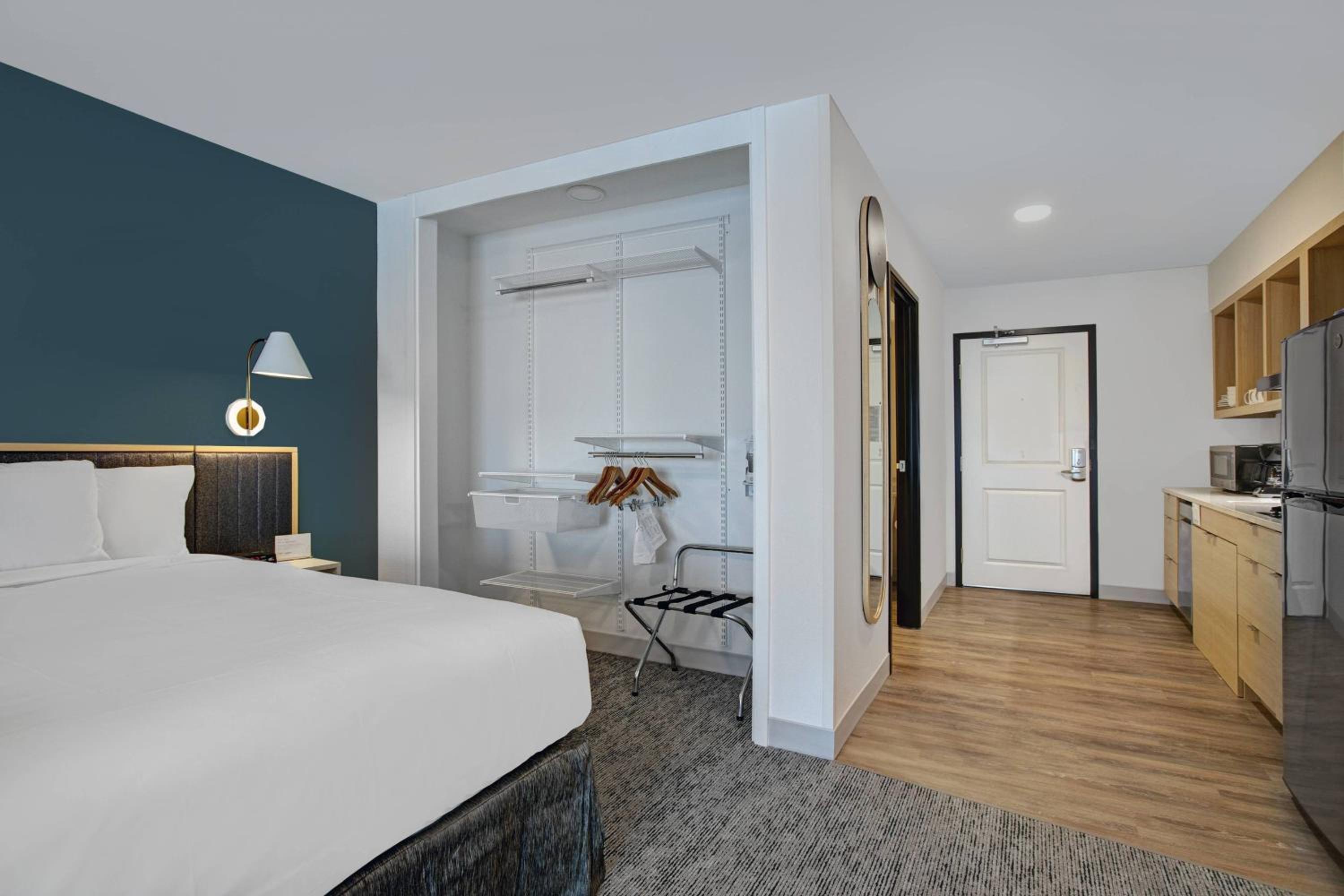 King Studio Suite, Studio Suite, 1 King, Sofa bed (Mobility Accessible w/Tub) - Photo 3