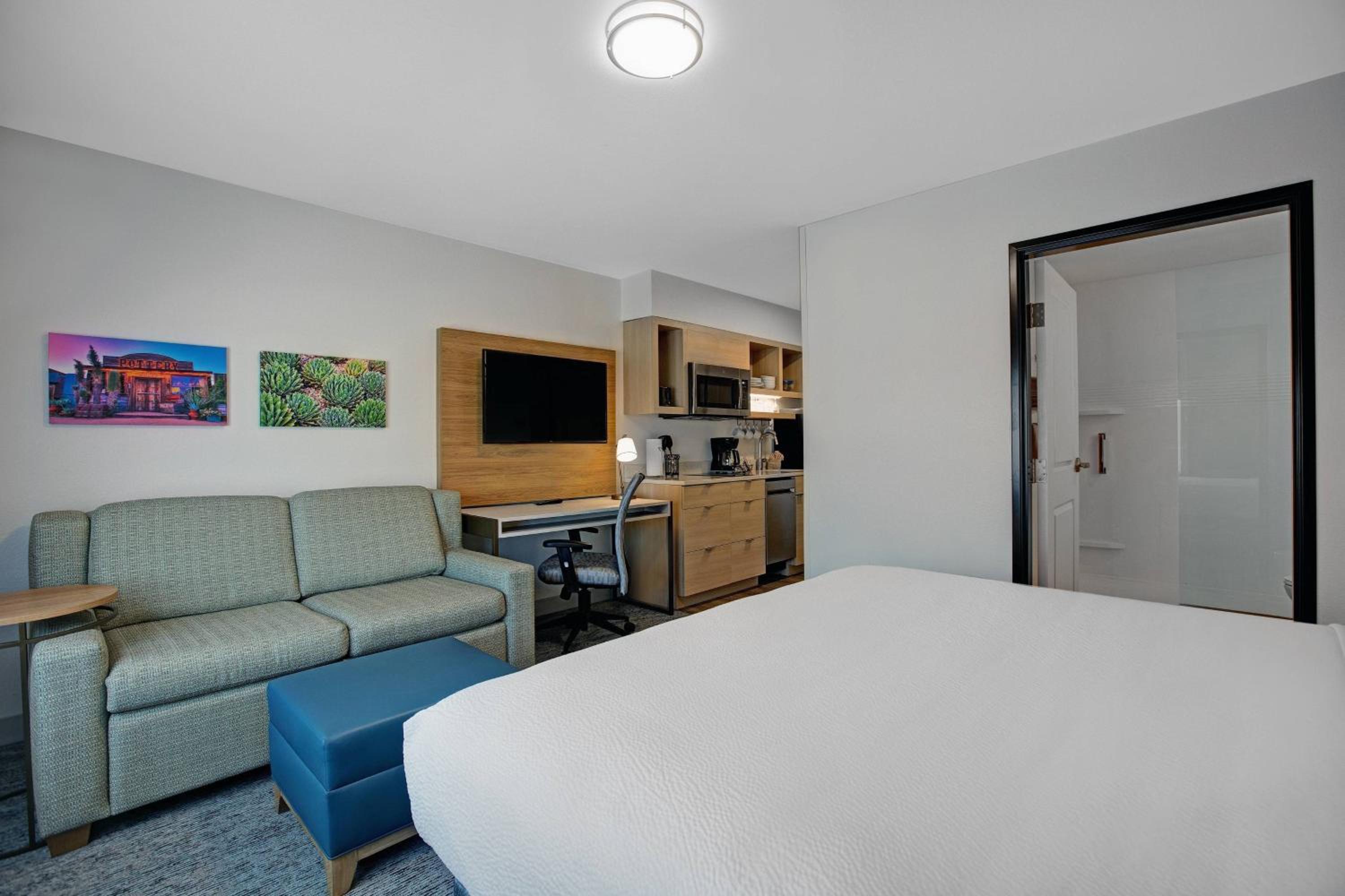 King Studio Suite, Studio Suite, 1 King, Sofa bed (Mobility Accessible w/Tub) - Photo 2