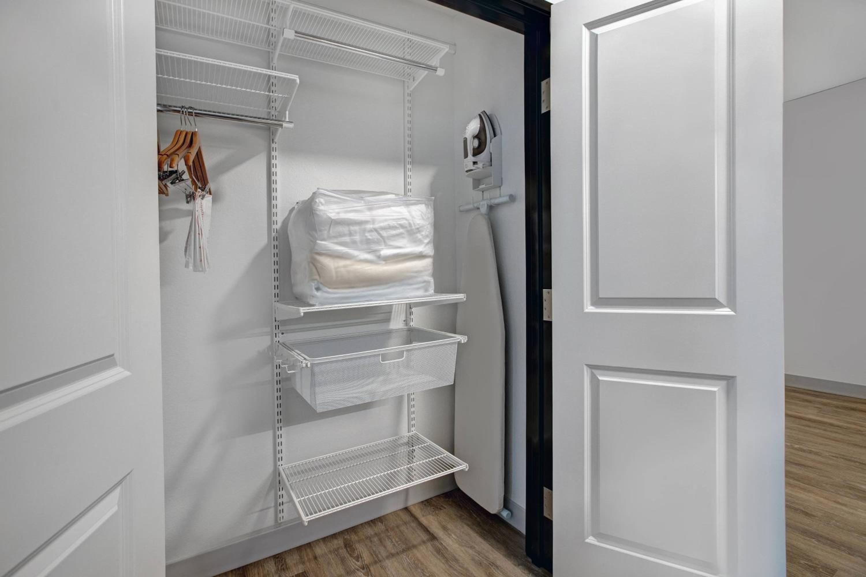 King Studio Suite, Studio Suite, 1 King, Sofa bed (Mobility Accessible w/Tub) - Photo 5
