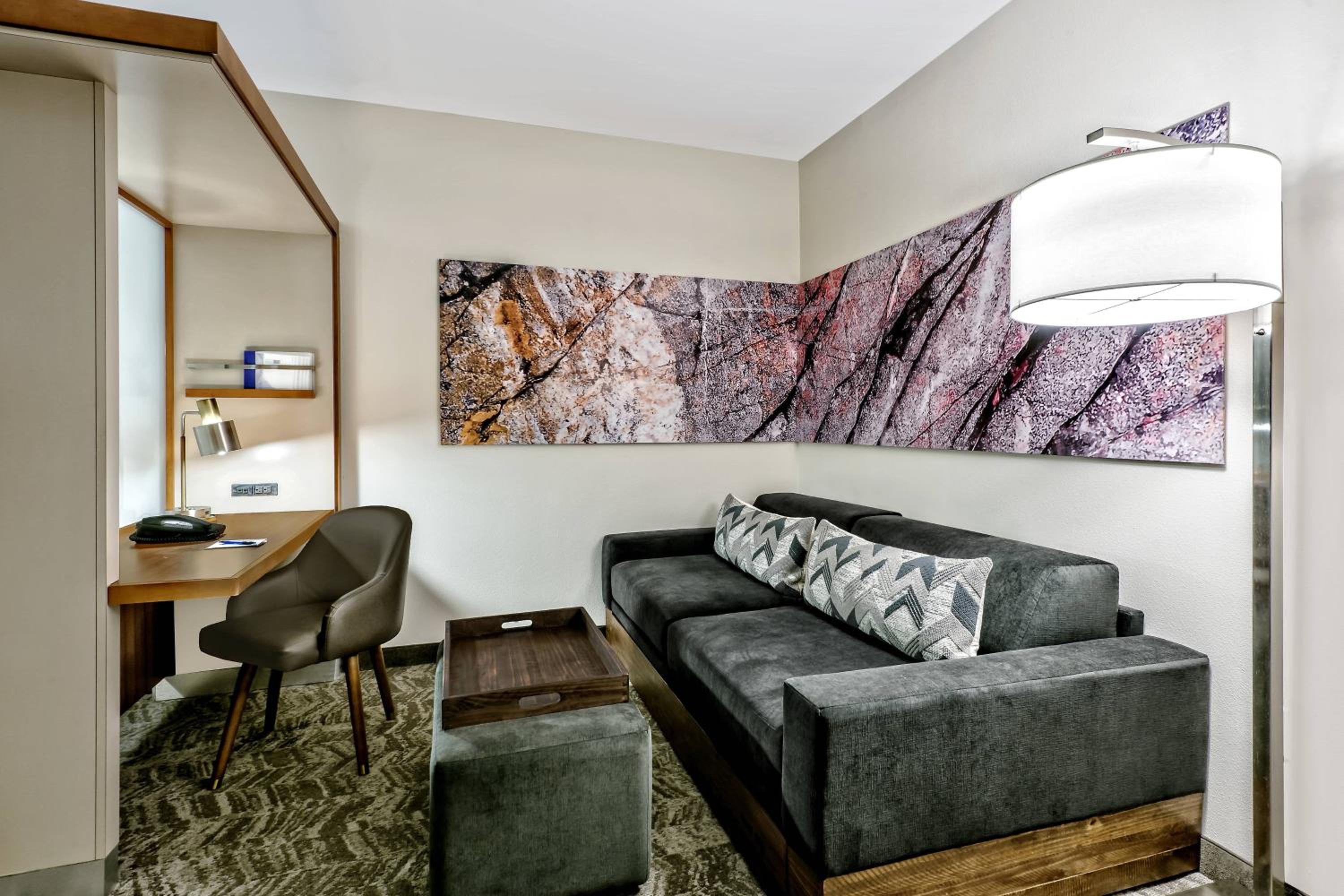 Queen Suite with Two Queen Beds, Bathtub and Trundle Sofa - Mobility Access/Hearing Accessible - Photo 2