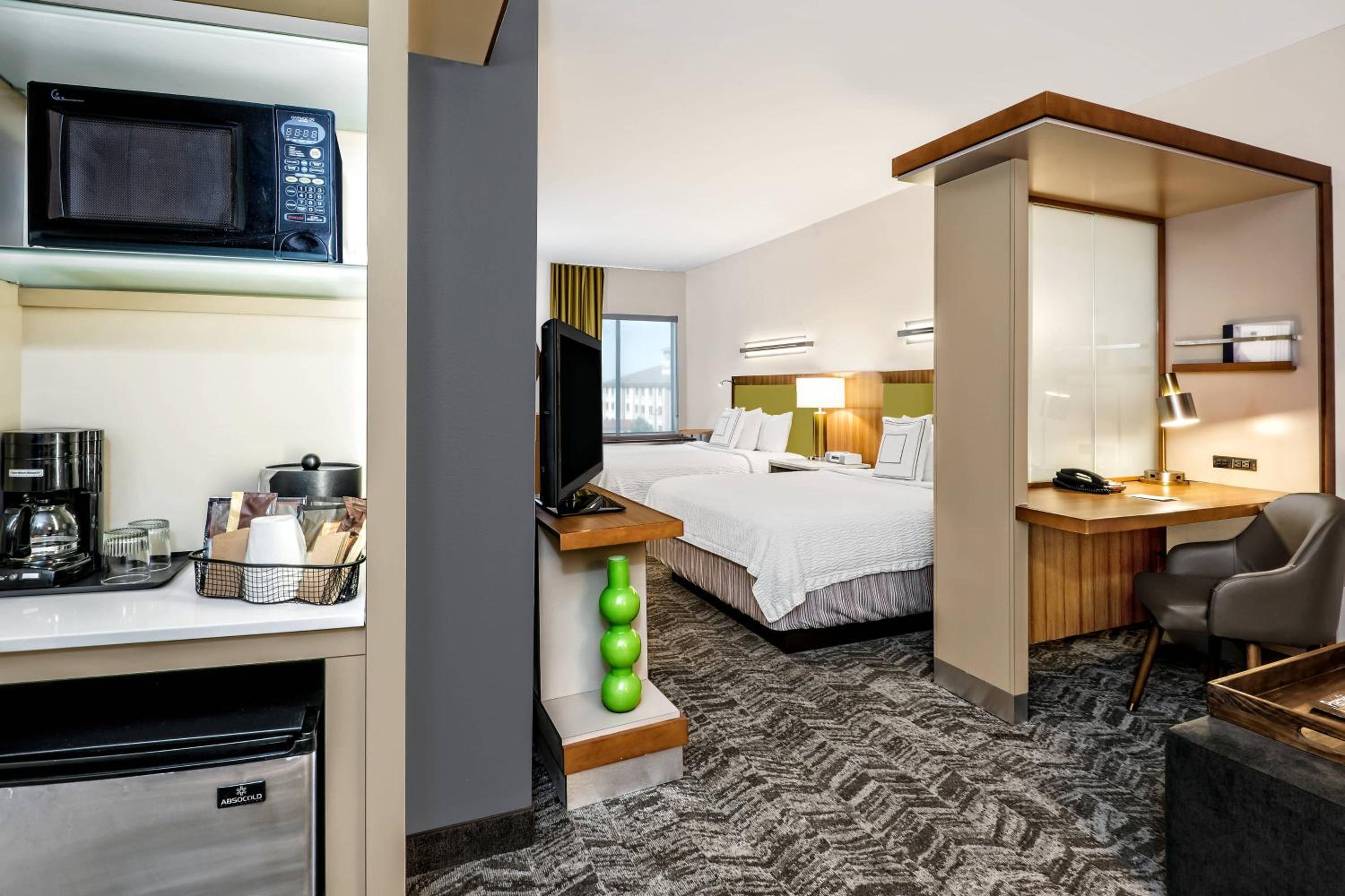 Queen Suite with Two Queen Beds, Bathtub and Trundle Sofa - Mobility Access/Hearing Accessible - Photo 3