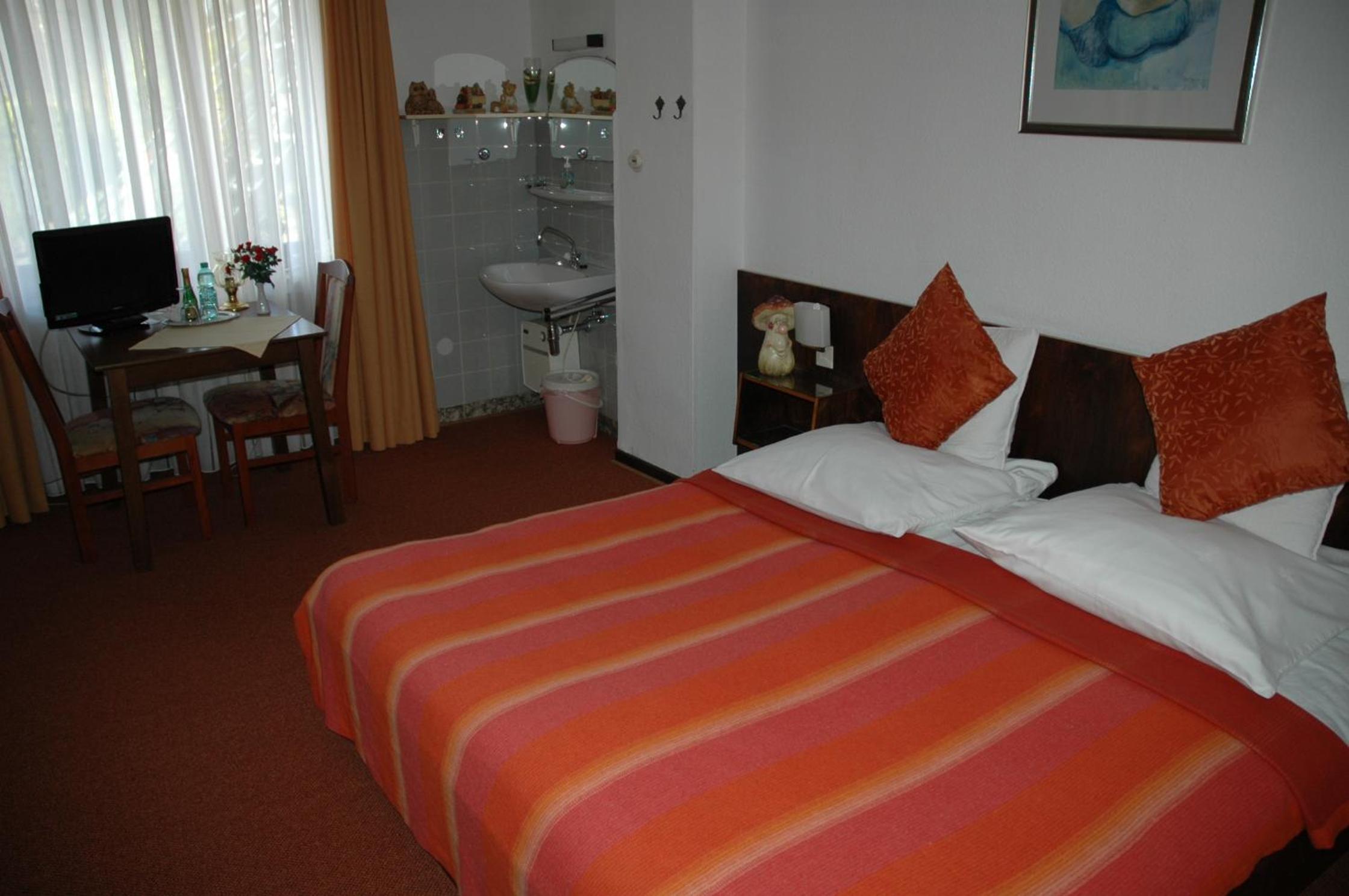 Budget Twin Room photo 3