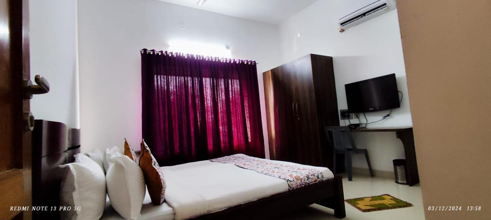 Deluxe King Room photo 1
