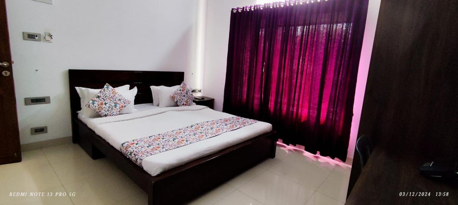 Deluxe King Room photo 2